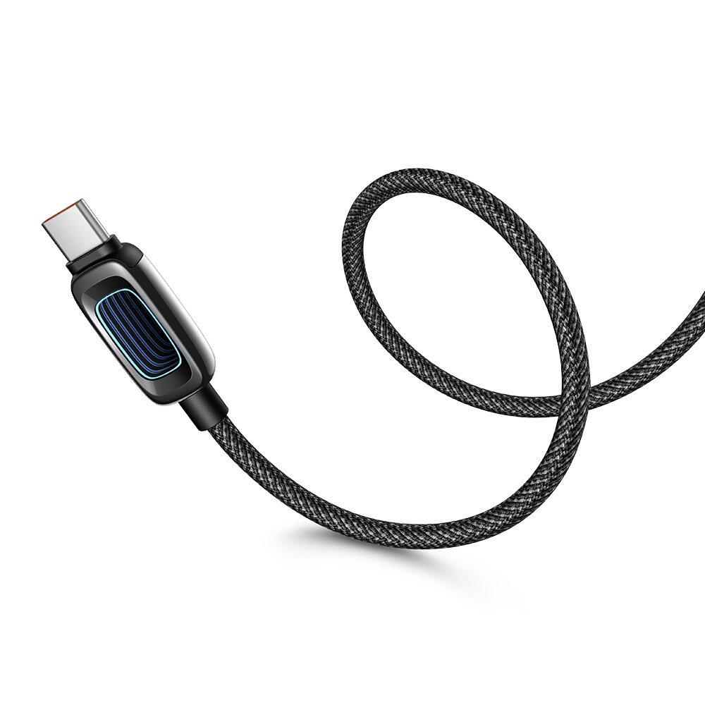 Stilize edilmiş konektörlü ve mavi ışıklı siyah USB-C kablosu.