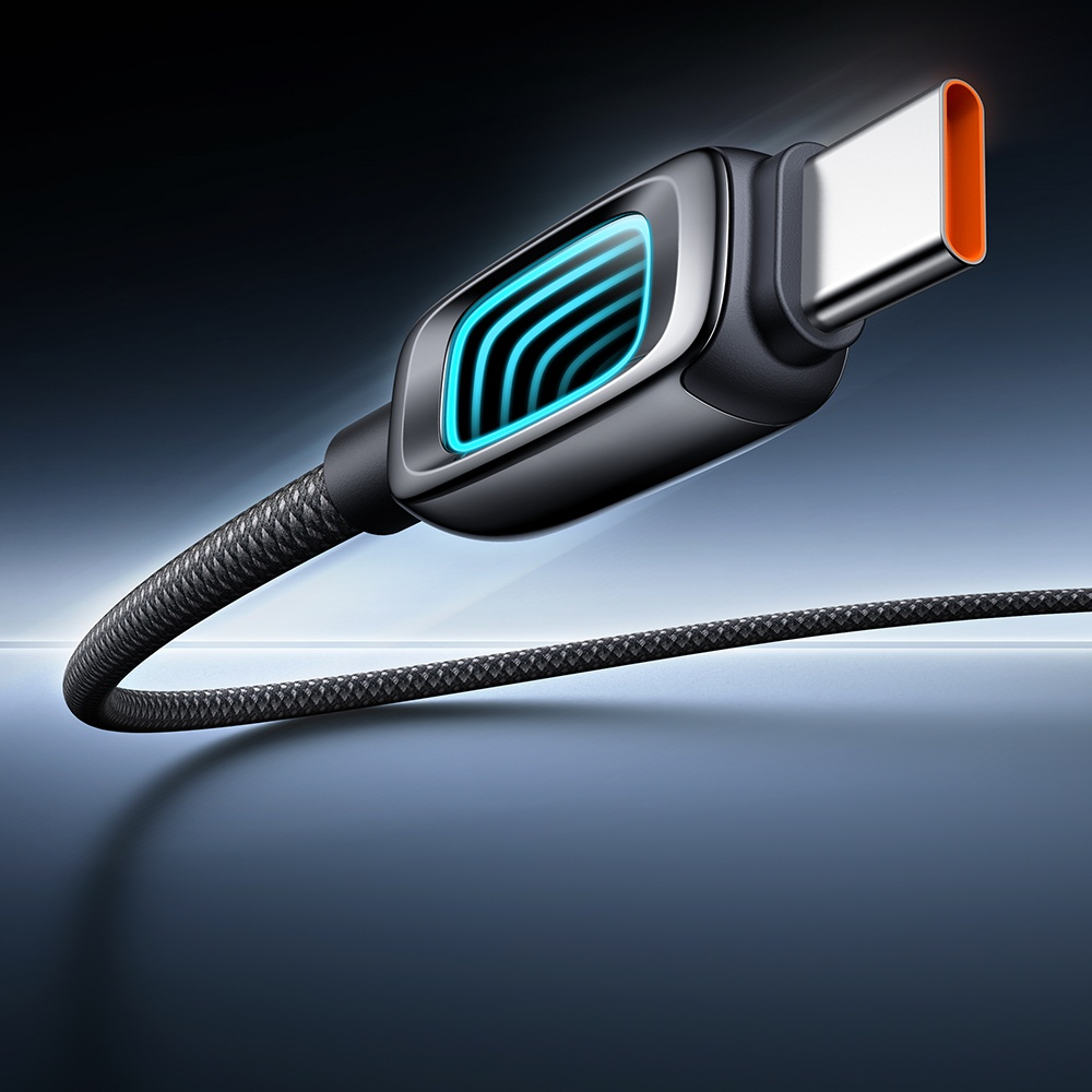 Mavi parlak vurgulu ve siyah örgülü kablolu bir USB-C kablosu.