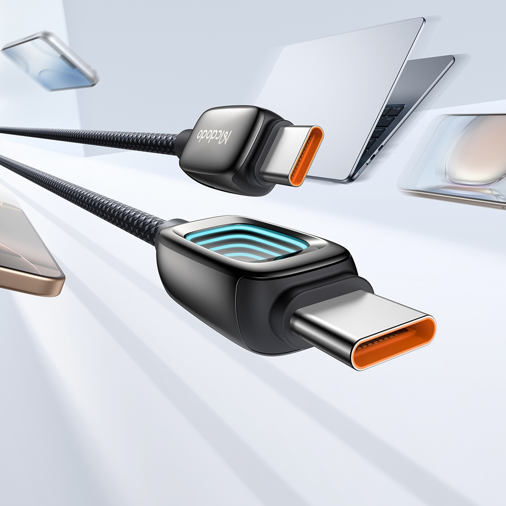 Işıklı konektörlü siyah USB-C kablosu, dizüstü bilgisayarlar ve akıllı telefonlar yanında.