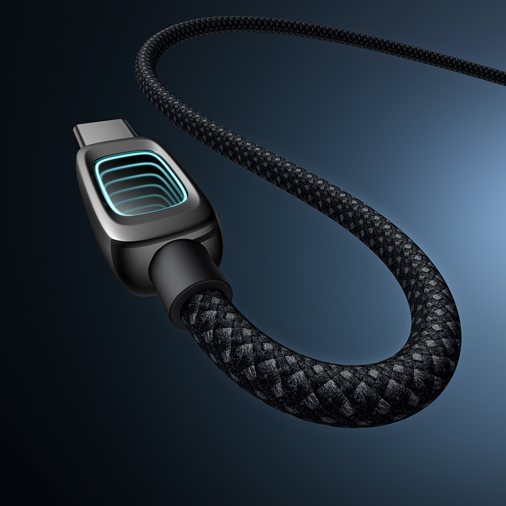 Koyu arka plan üzerinde aydınlatmalı konektöre sahip siyah USB-C kablosu.