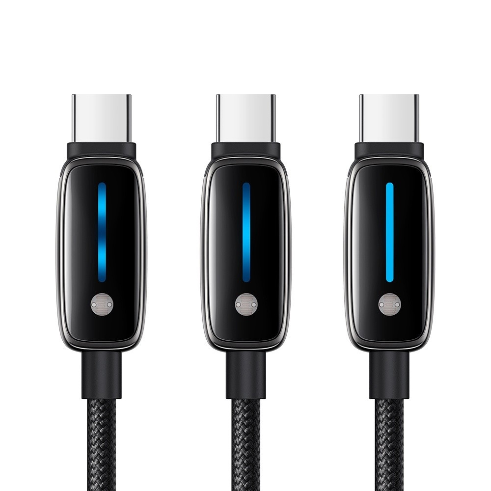 Mavi şarj göstergeli üç siyah USB-C kablosu.