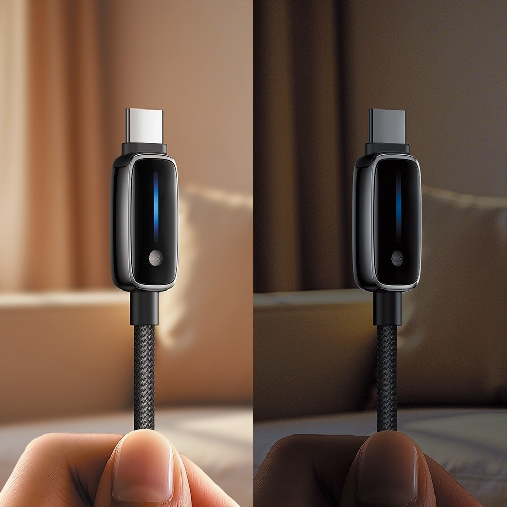 Mavi ışık göstergeli siyah USB-C kablosu bir el tarafından tutuluyor.
