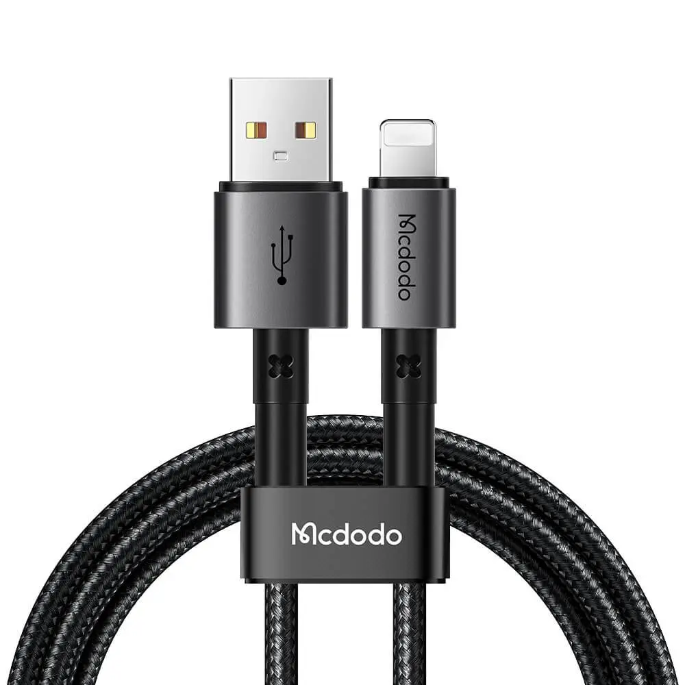 Beyaz arka plan üzerinde McDodo logolu siyah USB - Lightning kablosu.