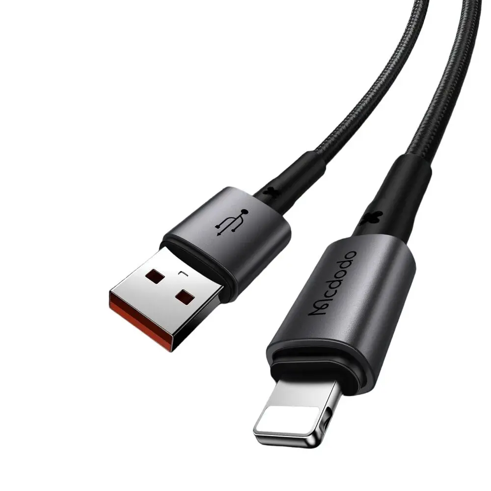 Beyaz arka plan üzerinde iki konektörlü gri USB - Lightning kablosu.