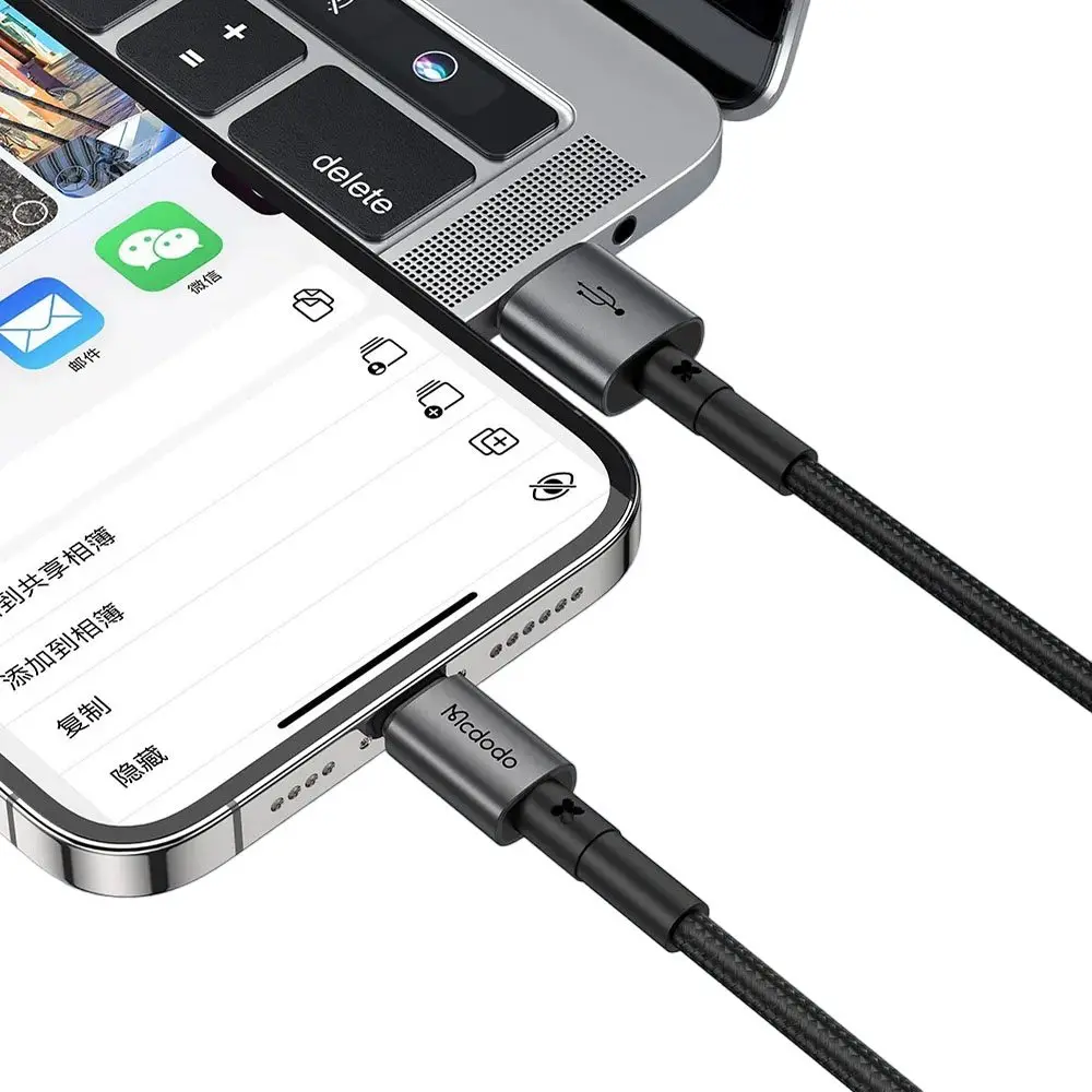 Bir USB-C kablosu akıllı telefonu bir dizüstü bilgisayara bağlıyor.