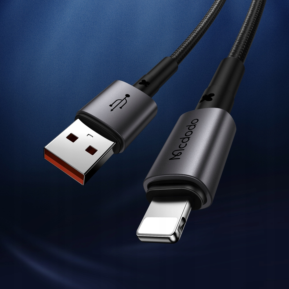 Mavi degrade arka plan üzerinde siyah örgülü USB - Lightning kablosunun yakın çekimi.
