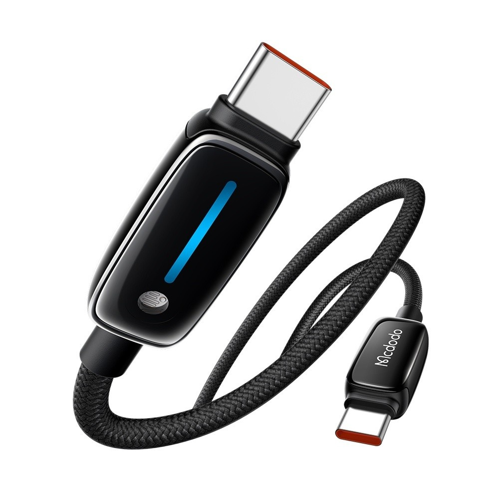 Siyah USB-C kablo, mavi ışık şeridi ve kırmızı kenarlı konektör.