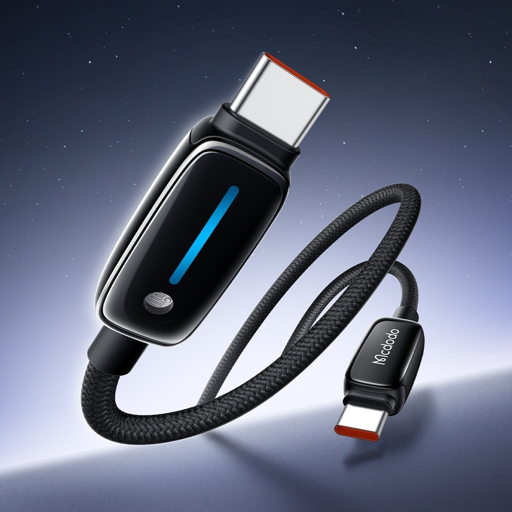 Mavi gösterge ışığı ve gümüş konektörlü siyah USB-C kablosu.