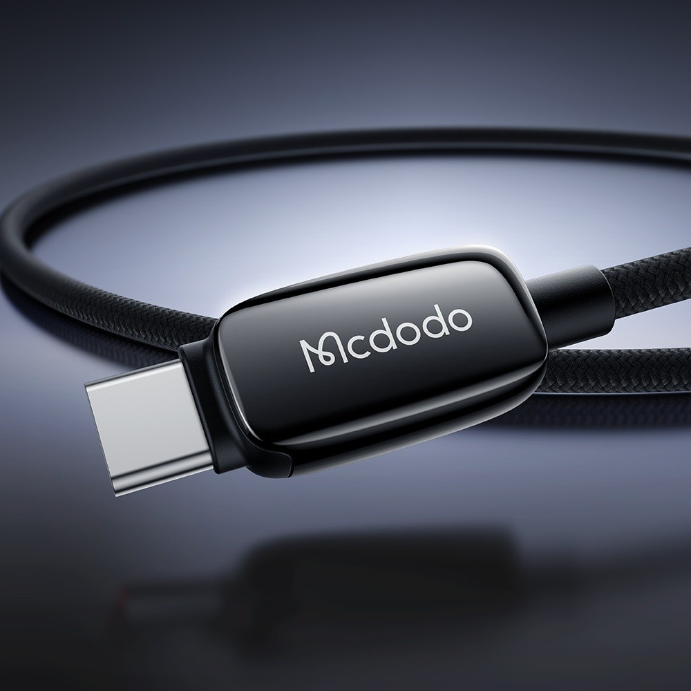 Parlak gövdeli ve örgülü kablolu siyah Mcdodo USB-C kablosu.