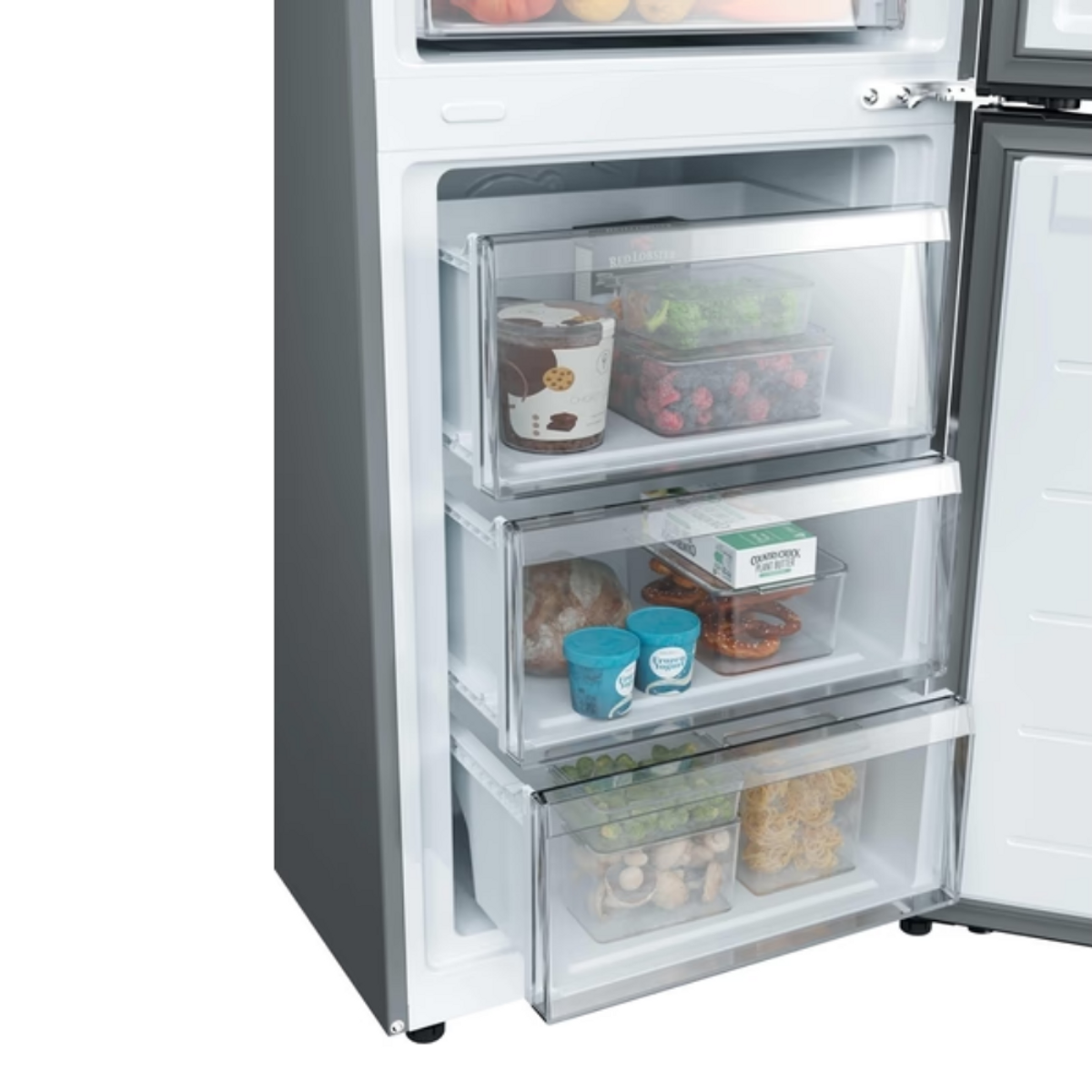 Un refrigerador abierto que muestra cajones transparentes llenos de alimentos.
