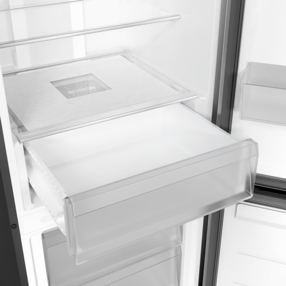Un refrigerador abierto con un cajón extendido y recipientes transparentes.