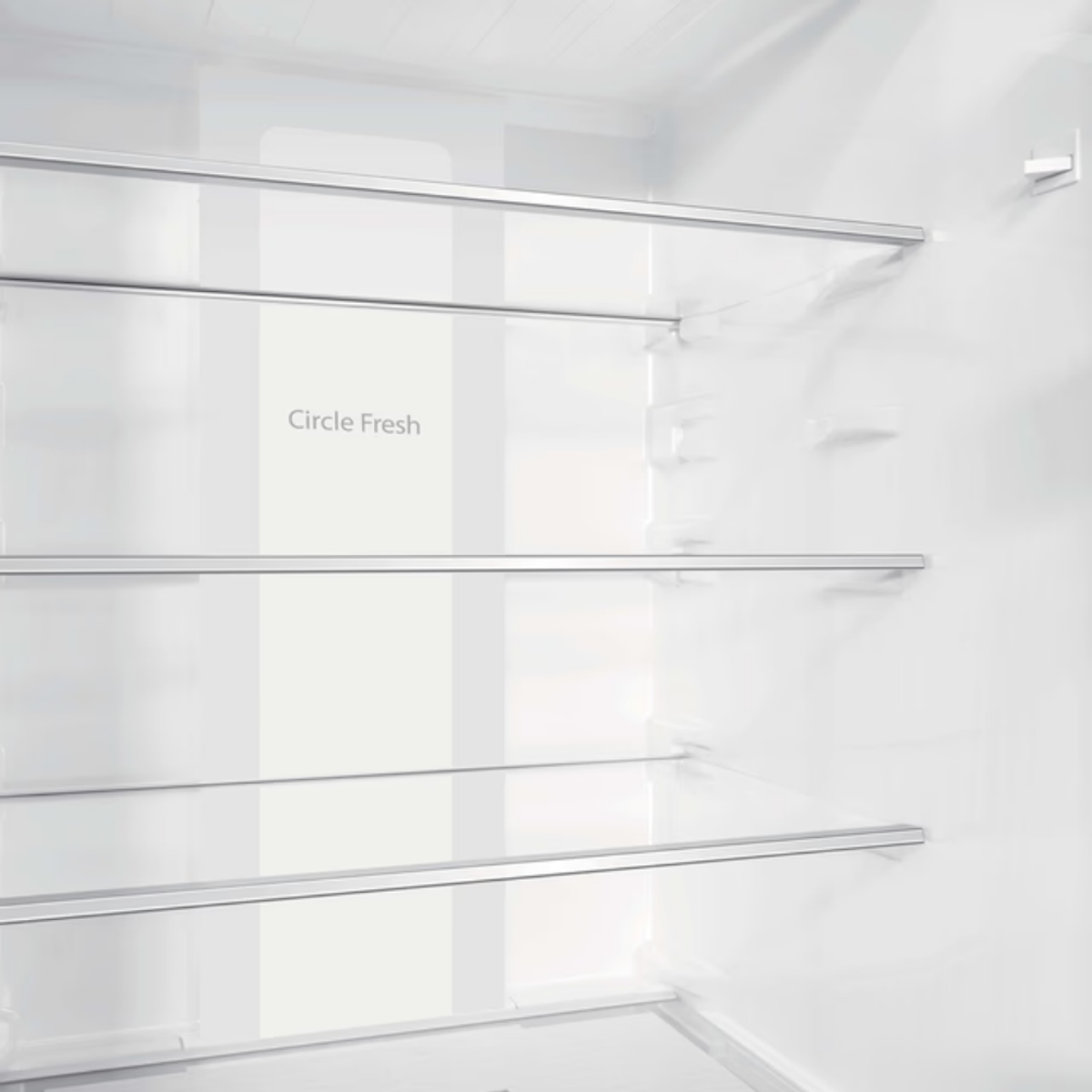 Interior de refrigerador vacío con tres estantes de cristal y moldura plateada.