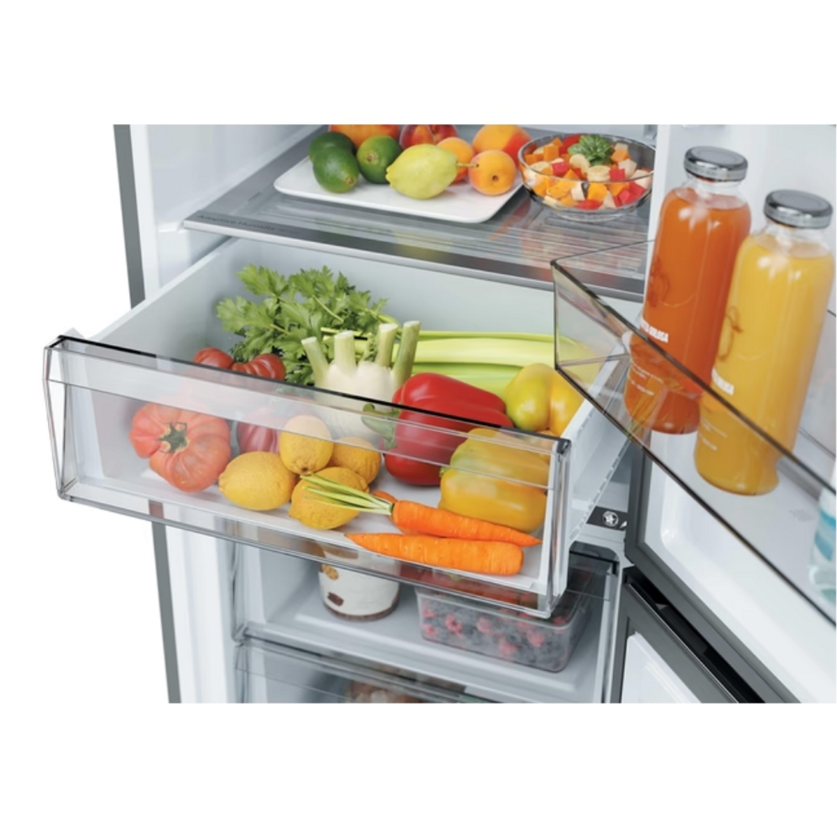 Cajón abierto de refrigerador con frutas y verduras, y botellas.