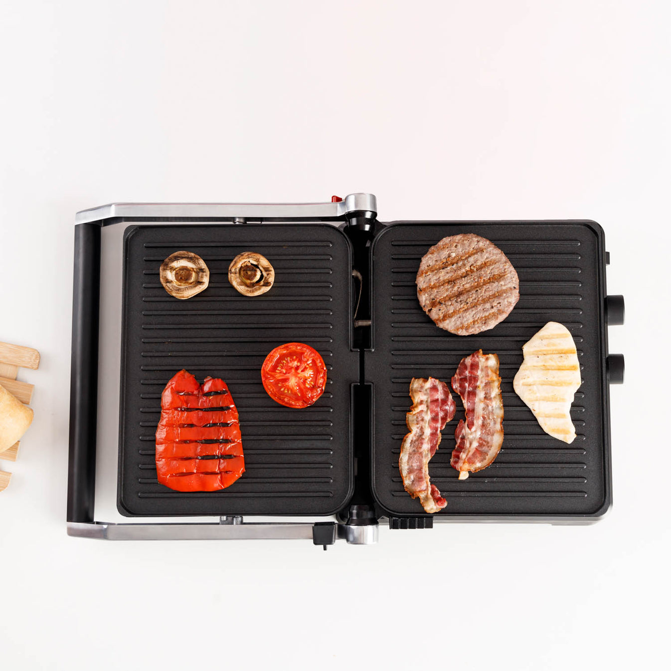 Griglia con funghi, peperoni, pomodoro, hamburger, pancetta e petto di pollo.