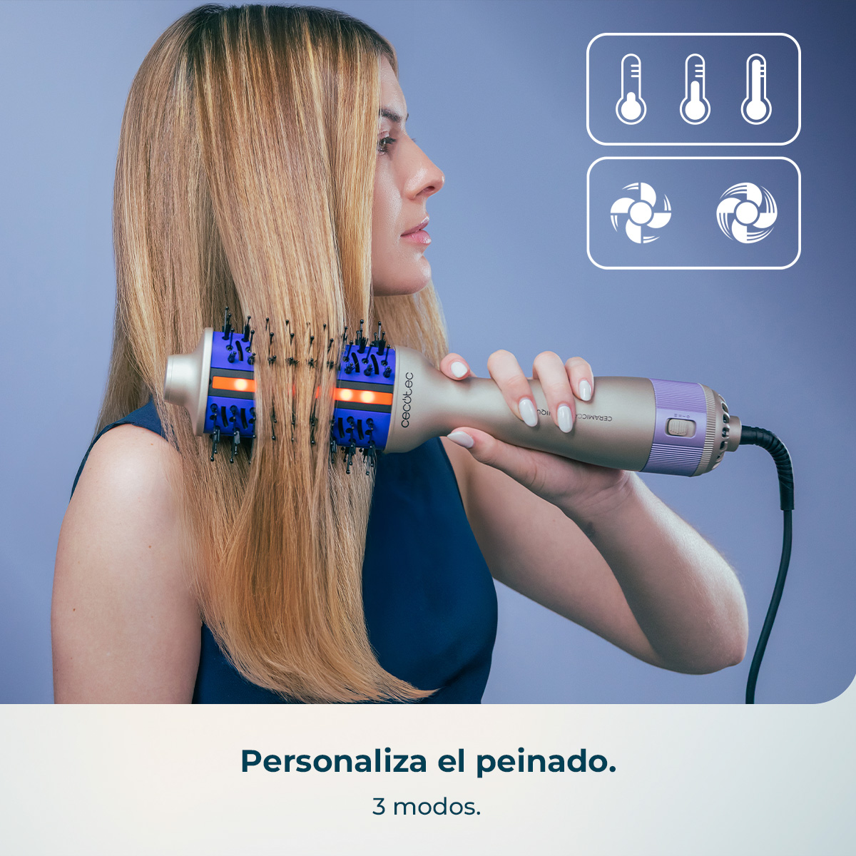 Mujer con cabello rubio peinándose con un cepillo secador dorado y morado.