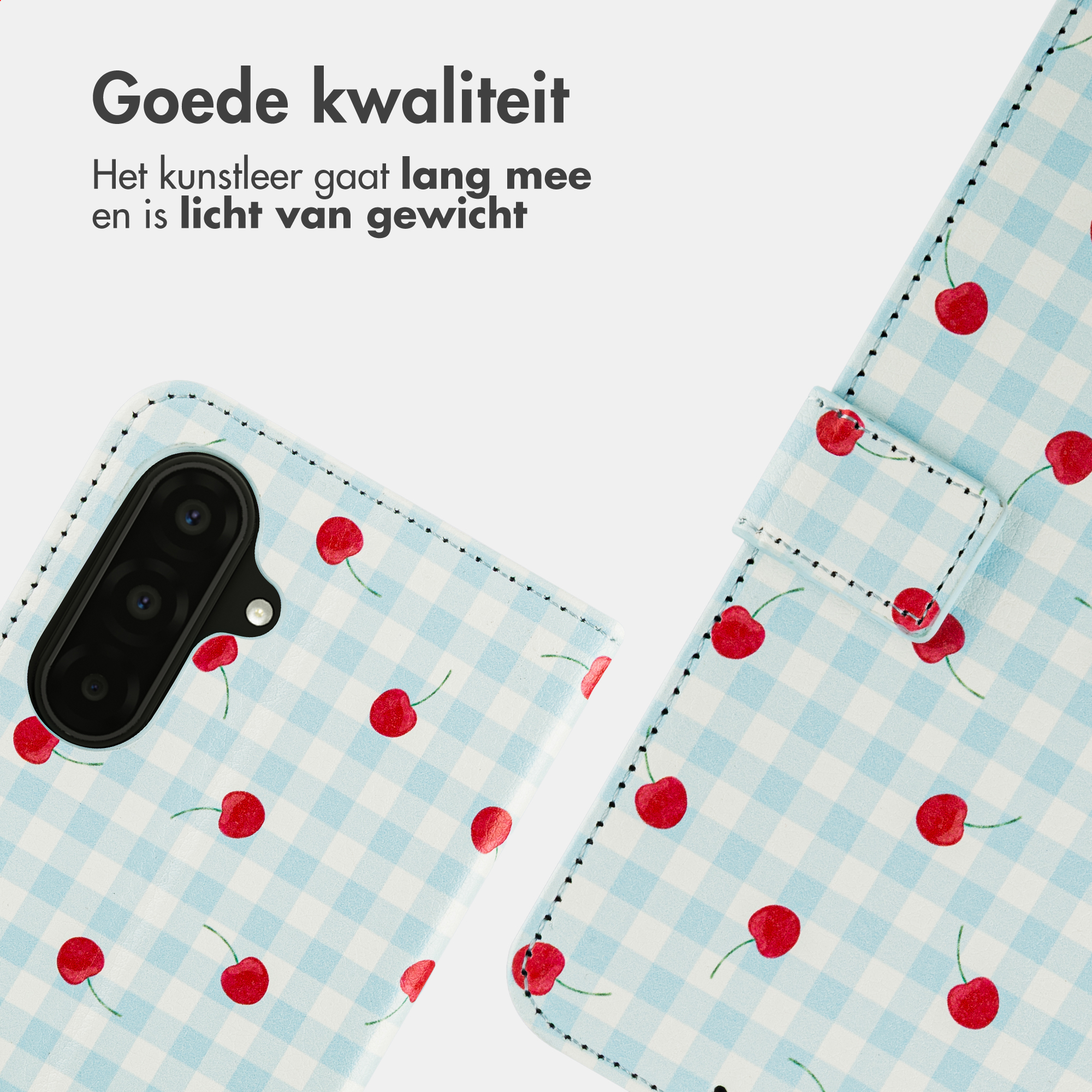 Hellblau karierte Handyhülle mit Kirschen und Kameramodul.