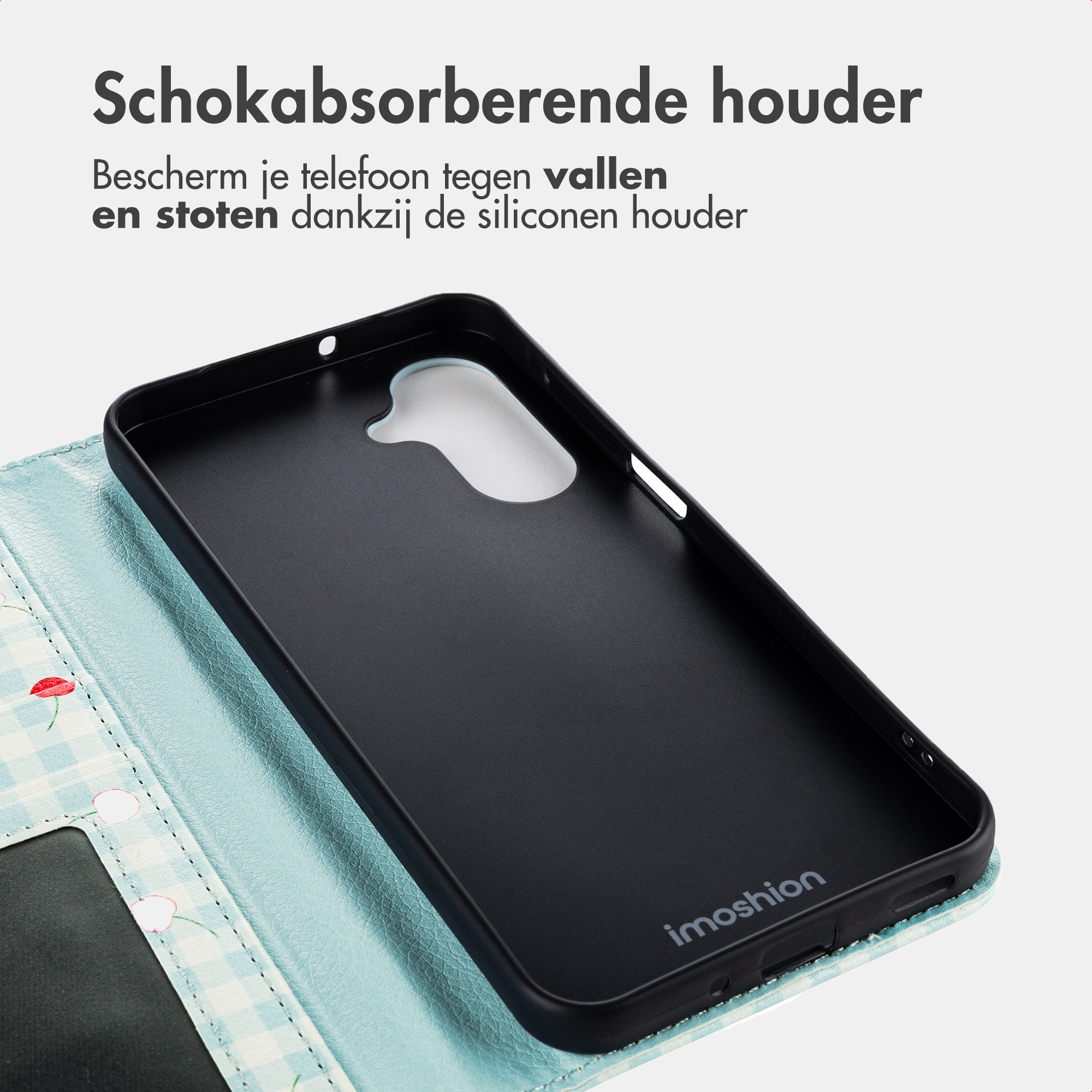 Schwarze Handyhülle mit blau-weiß karierter Innenfläche und Kirschen.