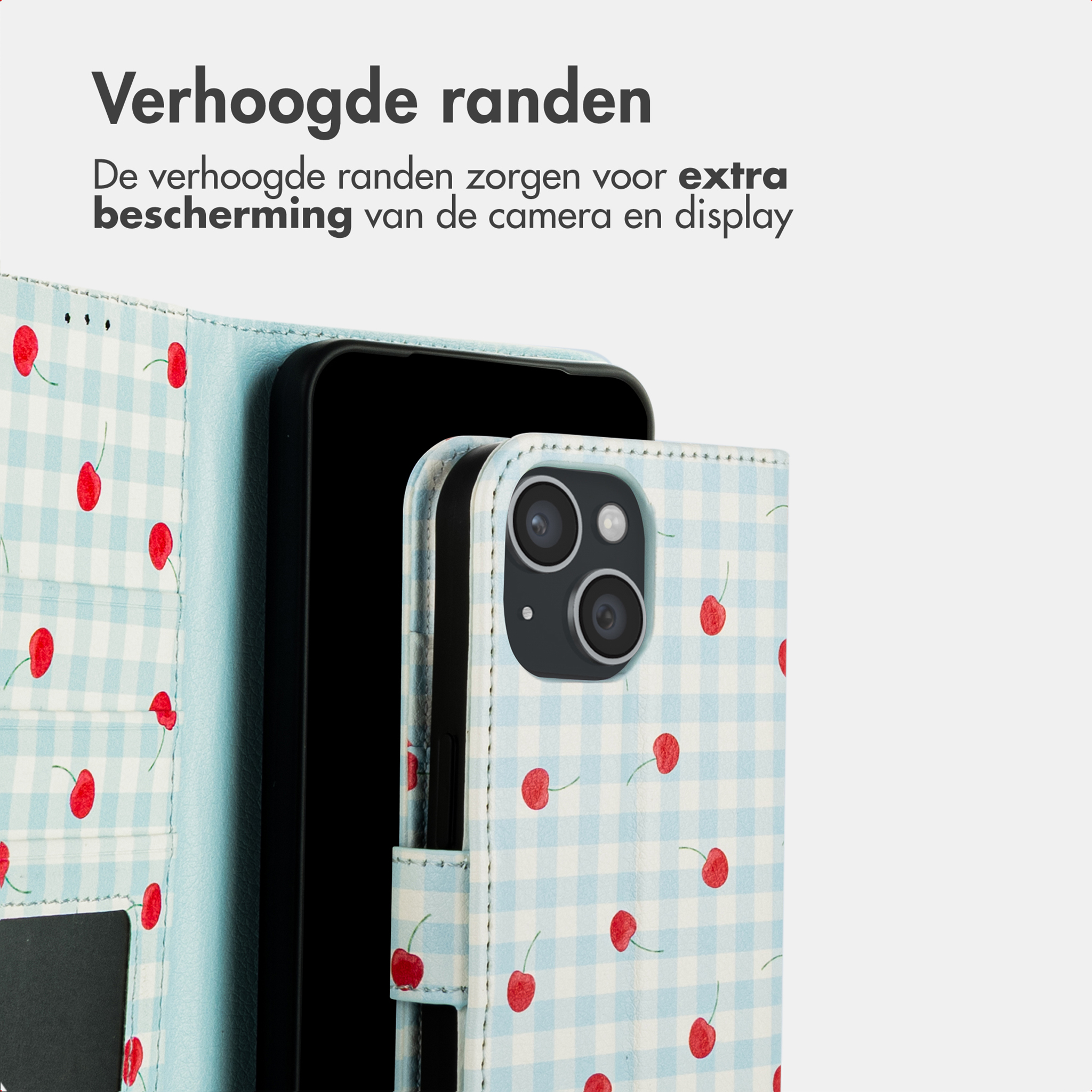Lichtblauwe geruite telefoonhoes met kersenpatroon, toont de telefooncamera.