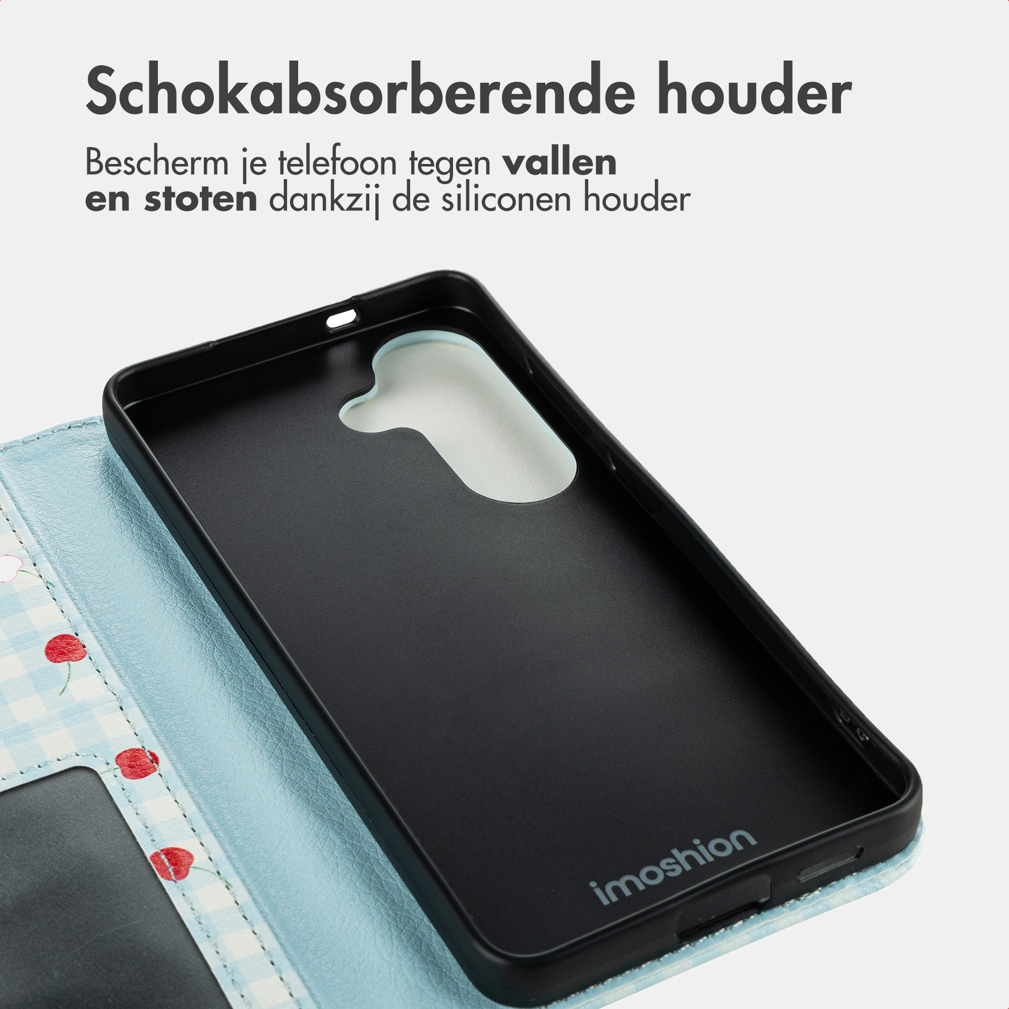 Zwarte telefoonhoes met kersenpatroon op blauwe ruitjes achtergrond. Logo op achterkant.