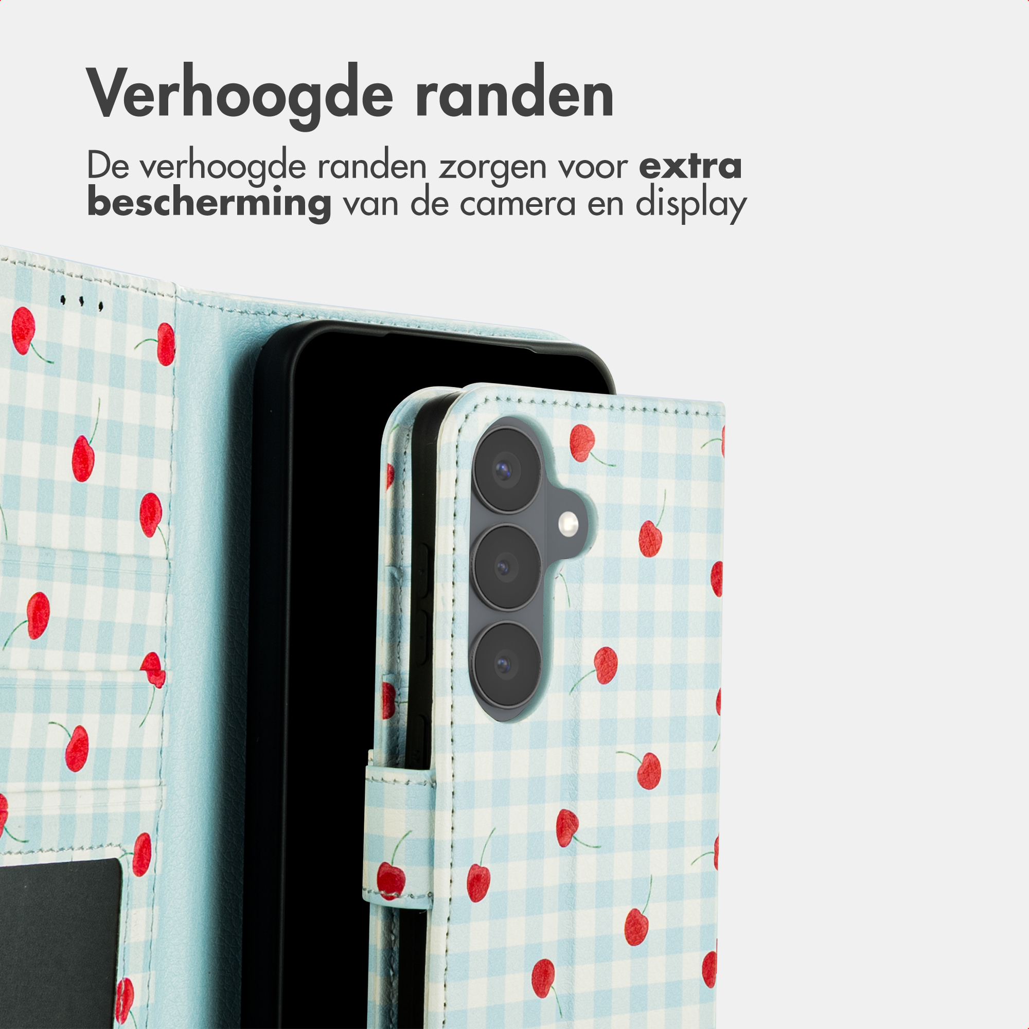 Een lichtblauwe ruitjes telefoonhoes met rode kersen en camera-opening.