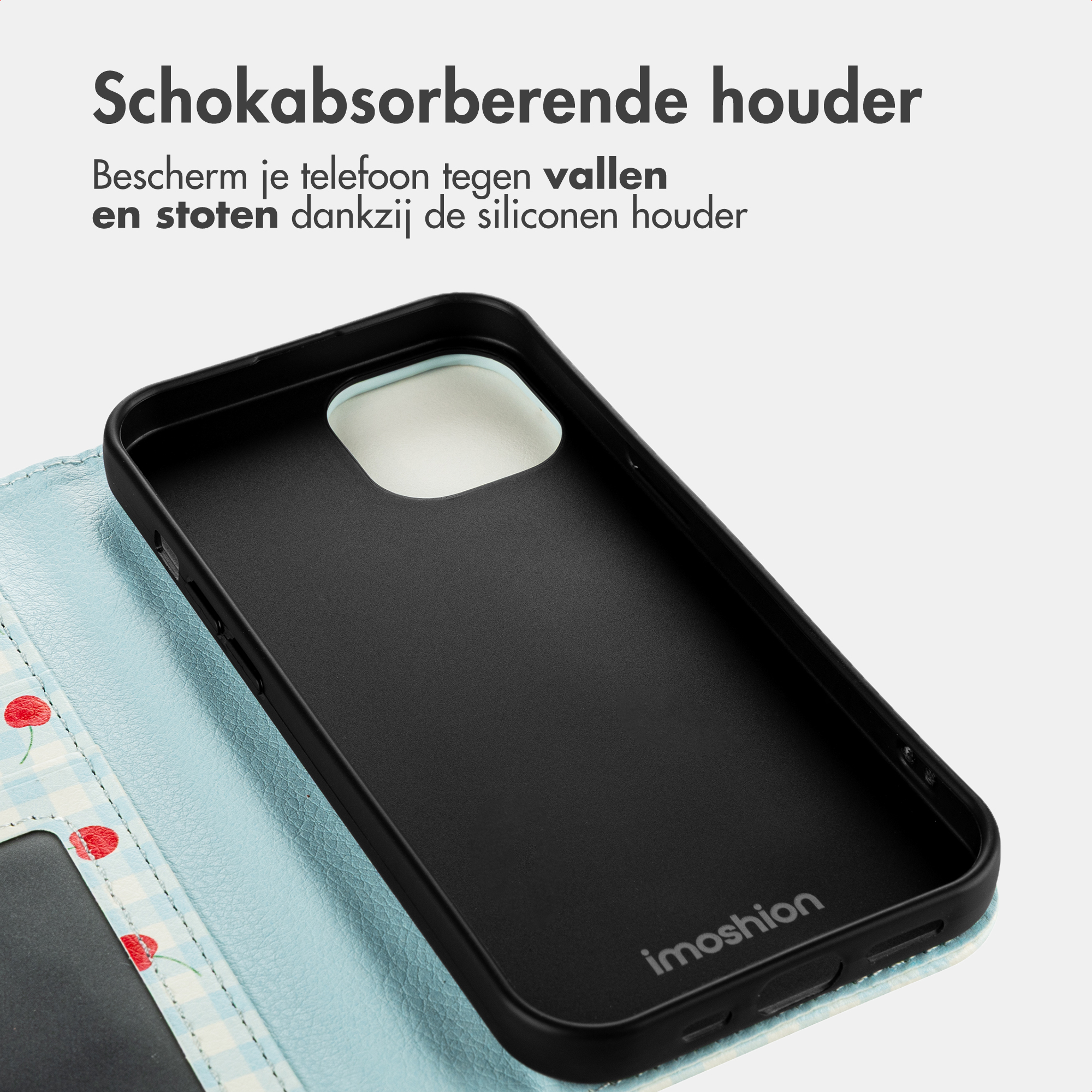 Zwarte telefoonhoes met kersenpatroon op lichtblauwe ruitjes achtergrond.