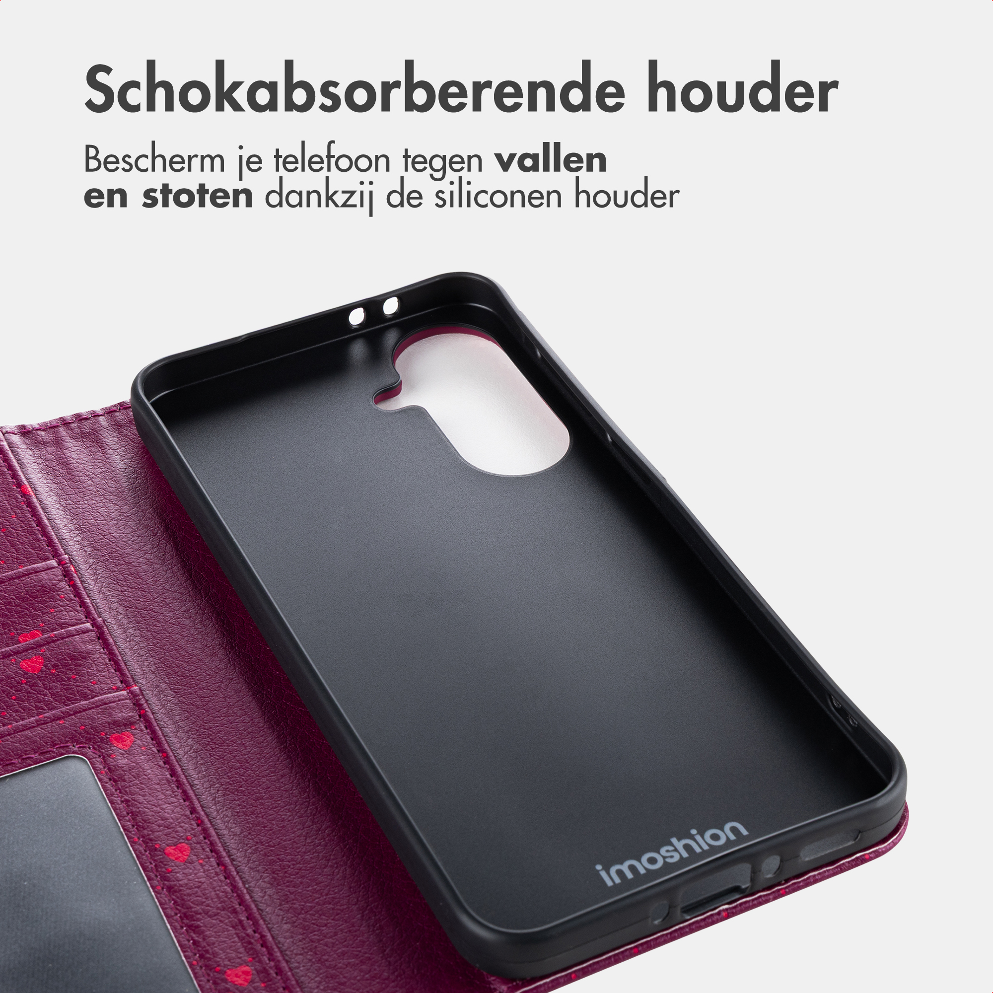 Schwarze Handyhülle aus Silikon mit rotem Herzmuster auf der Innenseite.