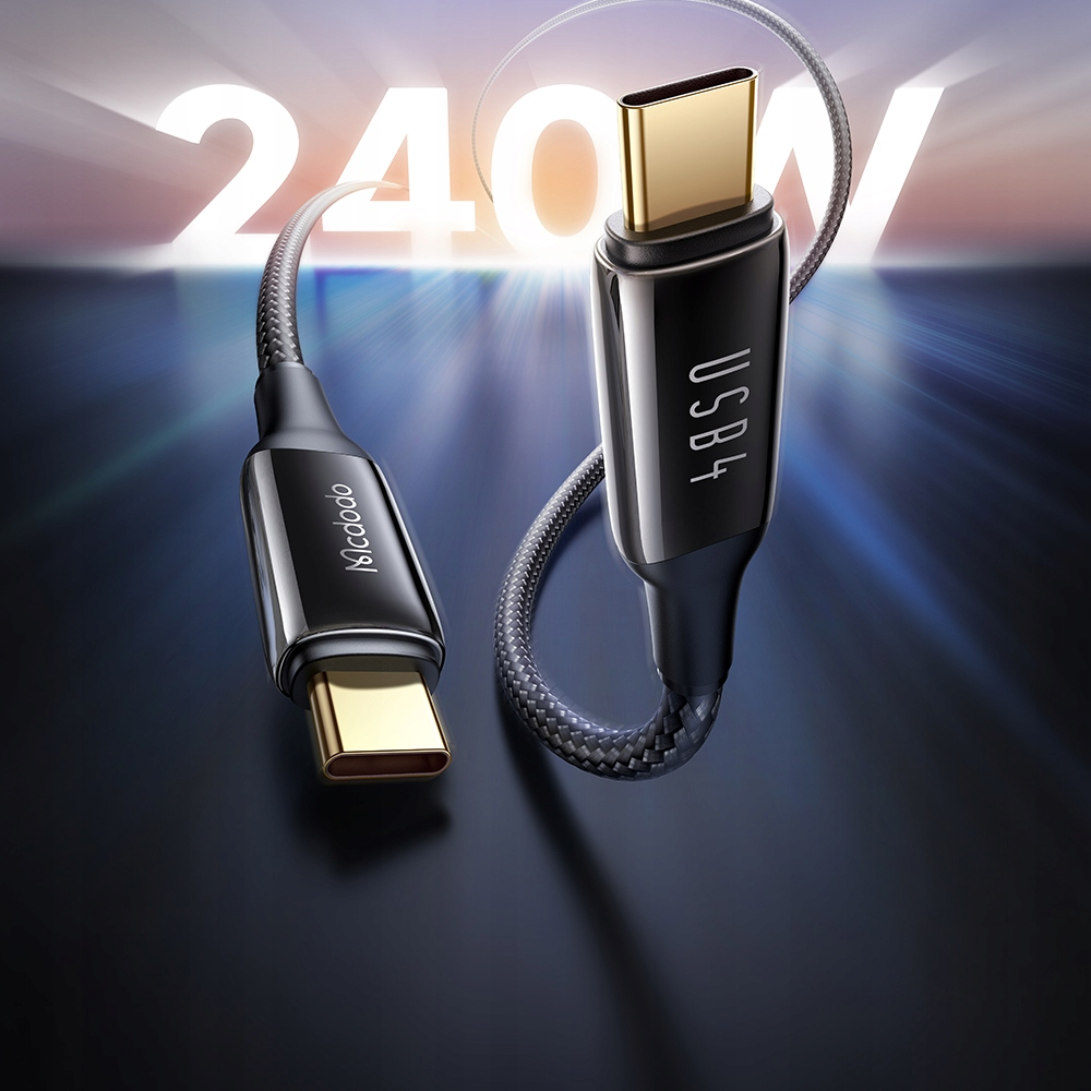 Koyu arka plan üzerinde altın konektörlü iki siyah USB-C kablosu. '240W' görünür.
