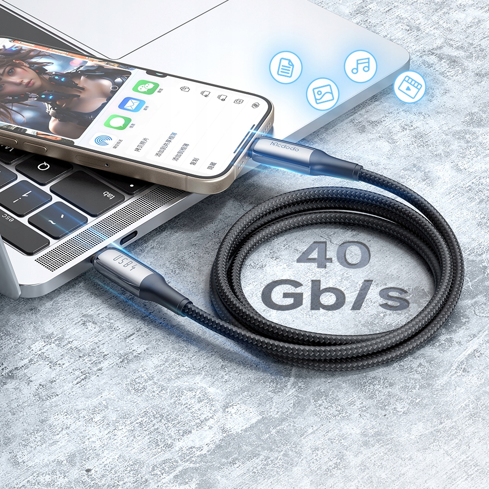 Siyah USB4 kablosu akıllı telefonu dizüstü bilgisayara bağlıyor. 40 Gb/s.
