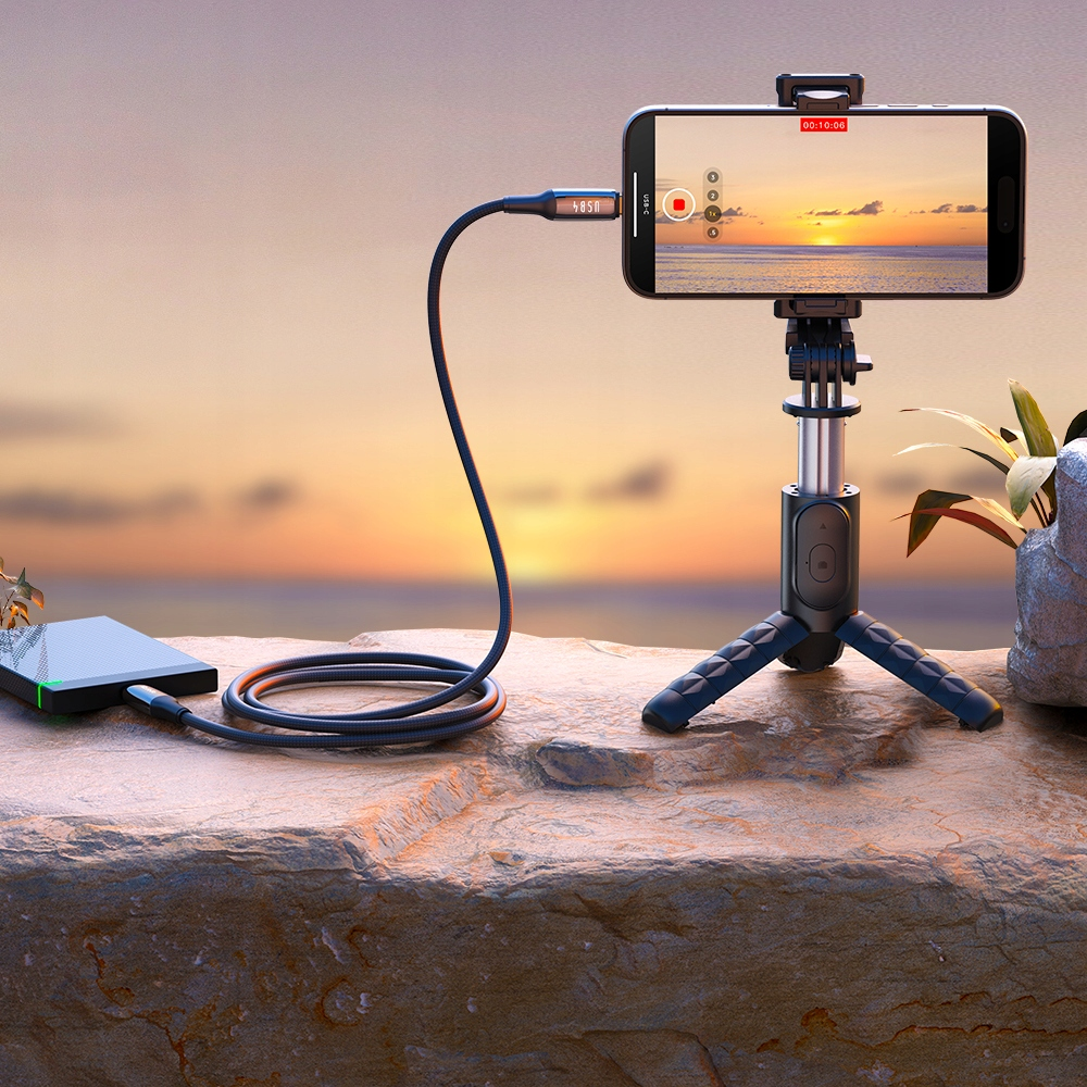 Telefon, harici bir bataryaya bağlı gün batımını kaydediyor.
