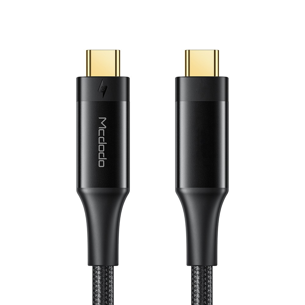 Logo içeren ve içermeyen, altın uçlu iki siyah USB-C kablosu.