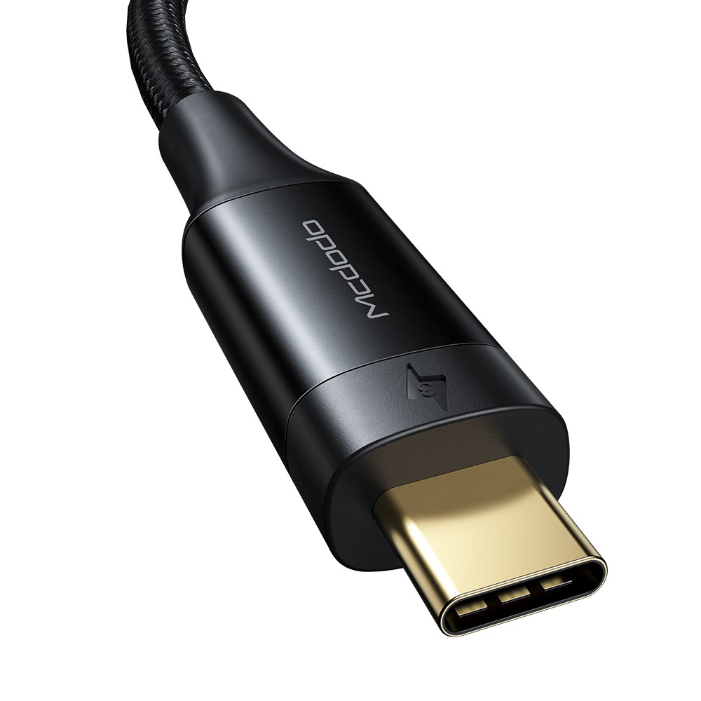 Altın konektörlü ve marka isimli siyah USB-C kablosu.