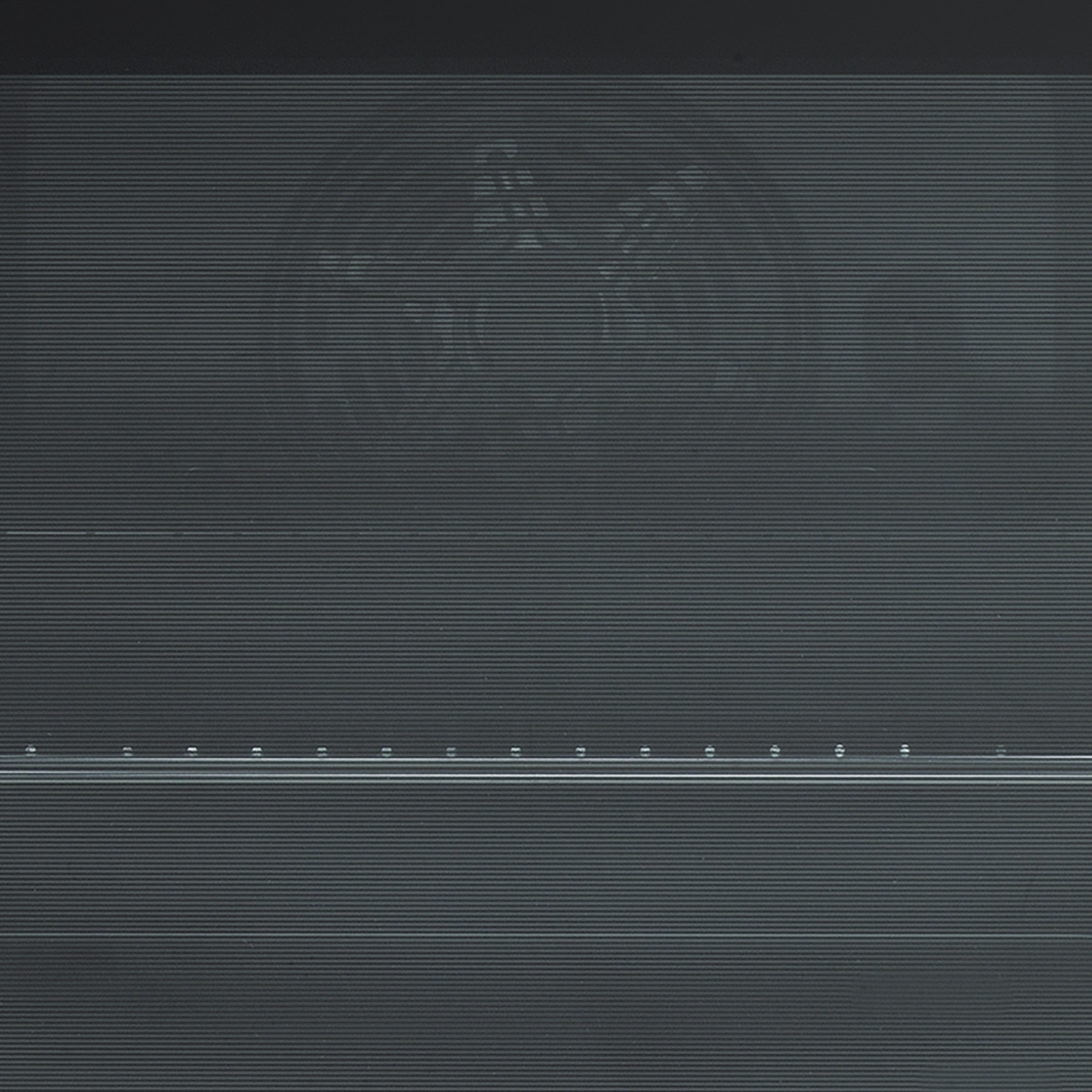 Grauer Hintergrund mit horizontalen Linien und einem kreisförmigen Muster.