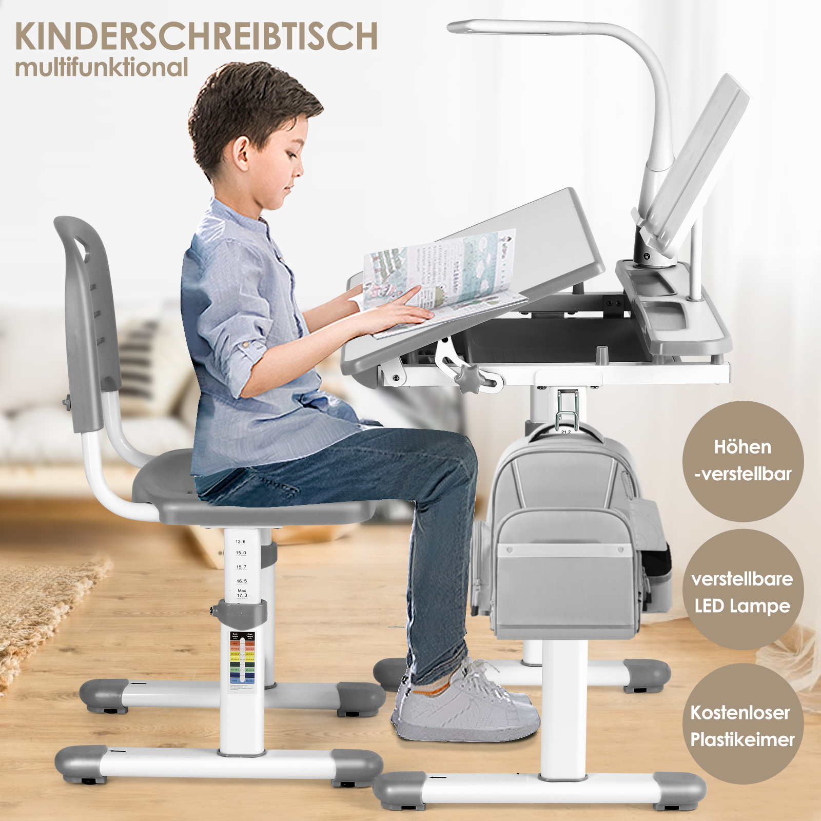 Junge sitzt an einem höhenverstellbaren Kinderschreibtisch mit LED-Lampe und Rucksack.