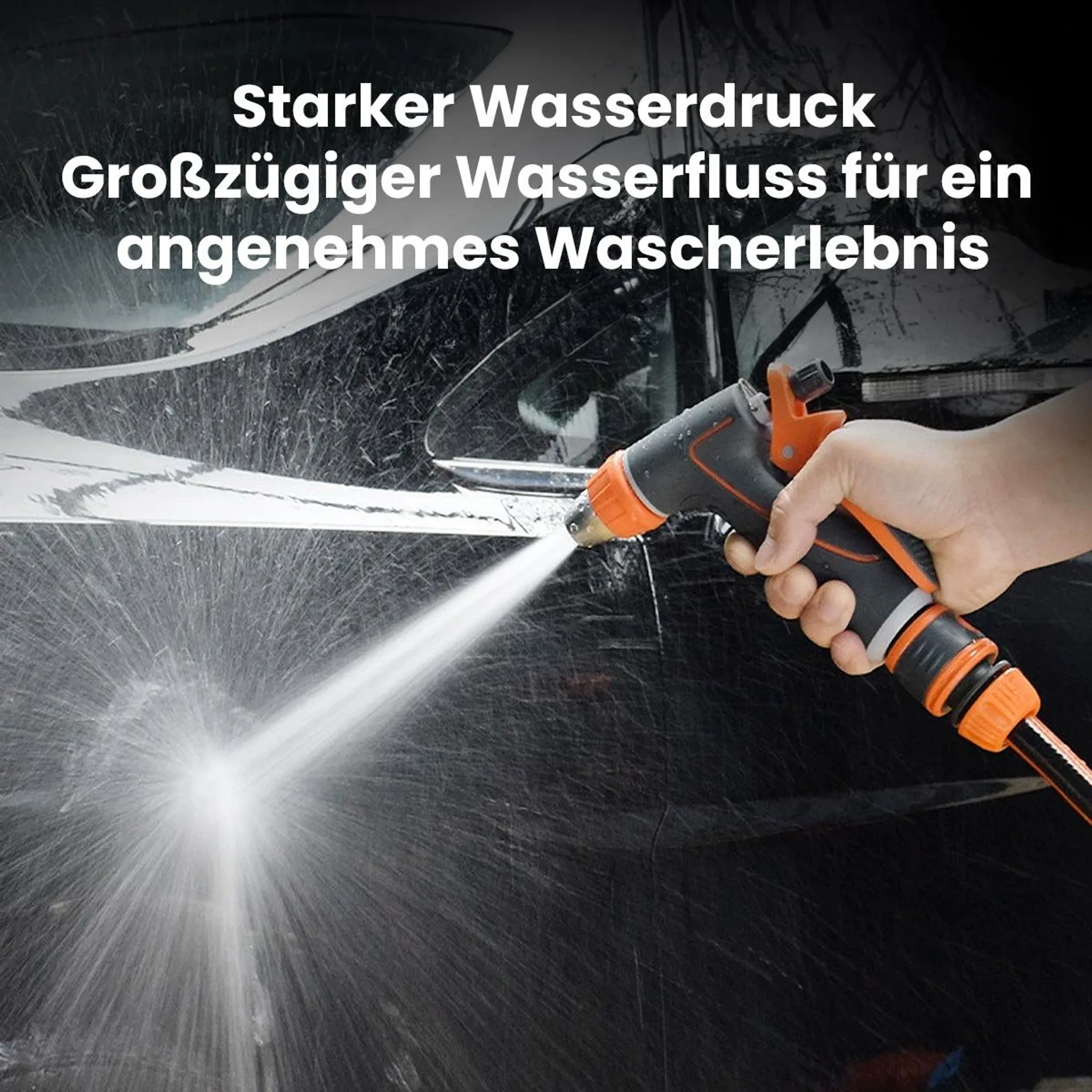 Hand hält Spritzpistole, die Wasser auf ein schwarzes Auto sprüht.