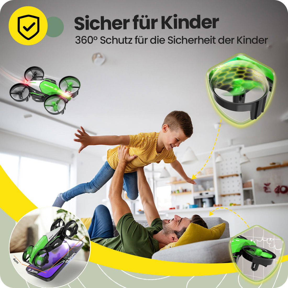 Vater hebt lachenden Sohn hoch; fliegende Drohne im Vordergrund.