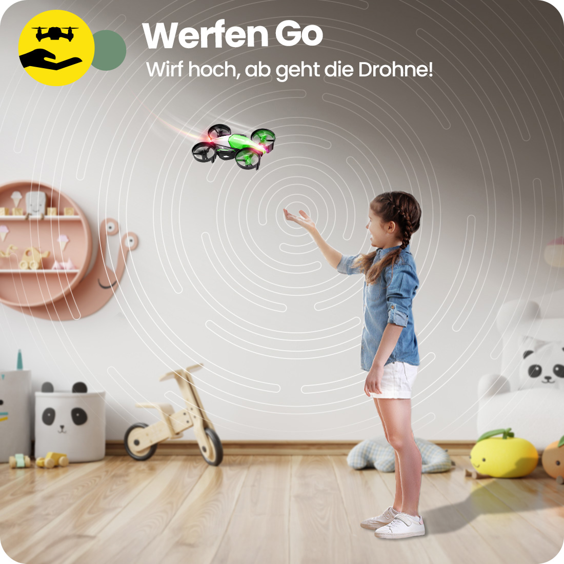 Ein Mädchen spielt mit einer Drohne in einem Zimmer mit Spielzeug.