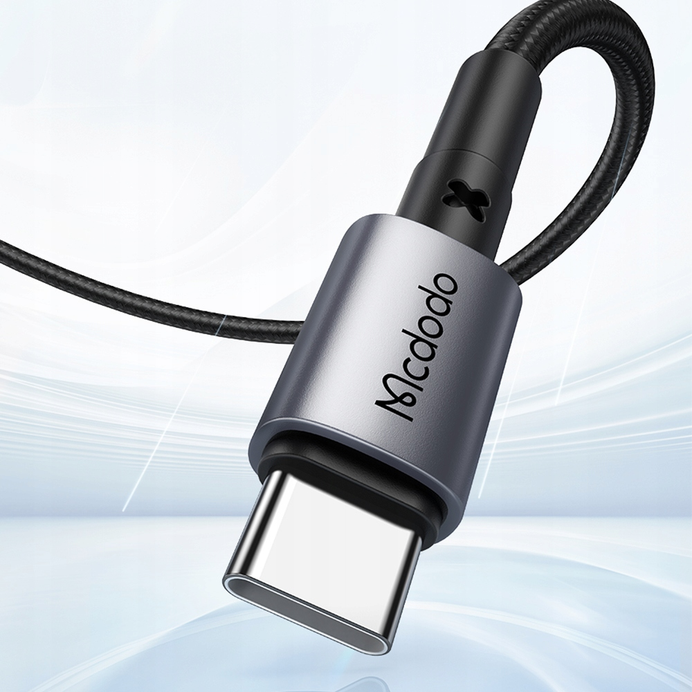 Siyah kablo üzerindeki 'Mcdodo' logolu gümüş USB-C konektörünün yakın çekimi.