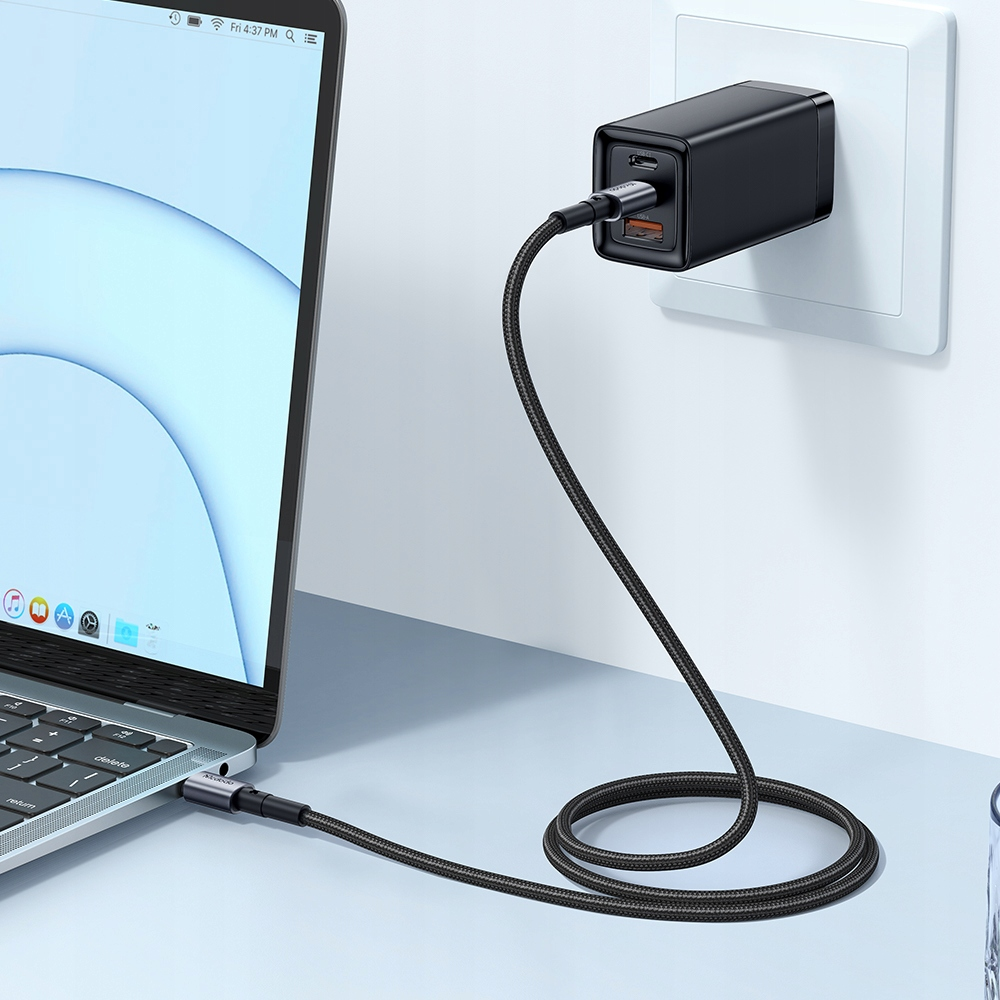Duvara takılı siyah USB-C şarj cihazı, siyah kabloyla dizüstü bilgisayara bağlı.