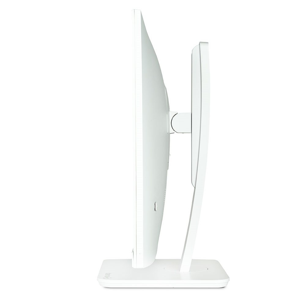Een witte computermonitor, van de rechterkant gezien, staat op een bijpassende witte rechthoekige voet tegen een witte achtergrond.