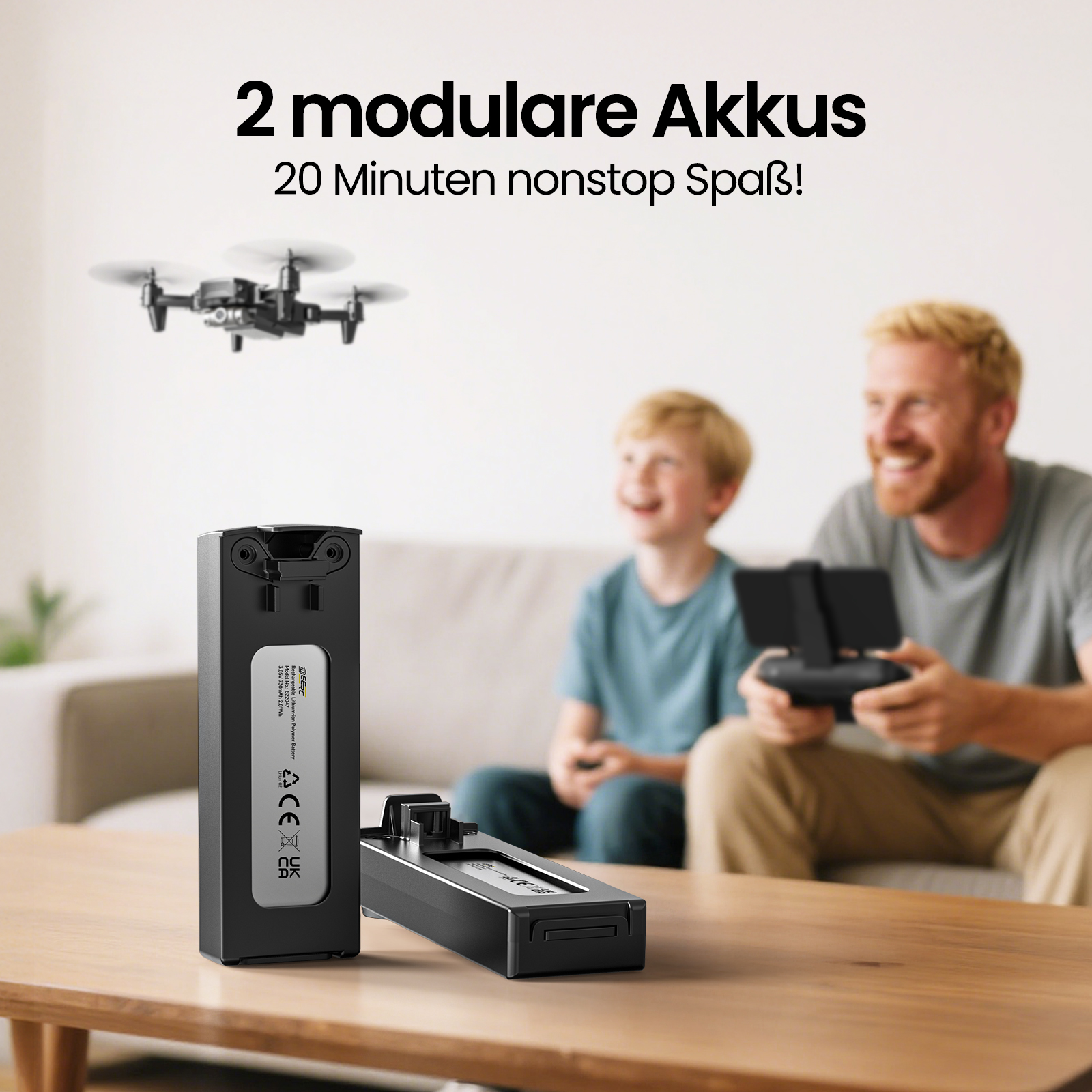 Ein Mann und ein Junge spielen mit einer Drohne und Akkus.