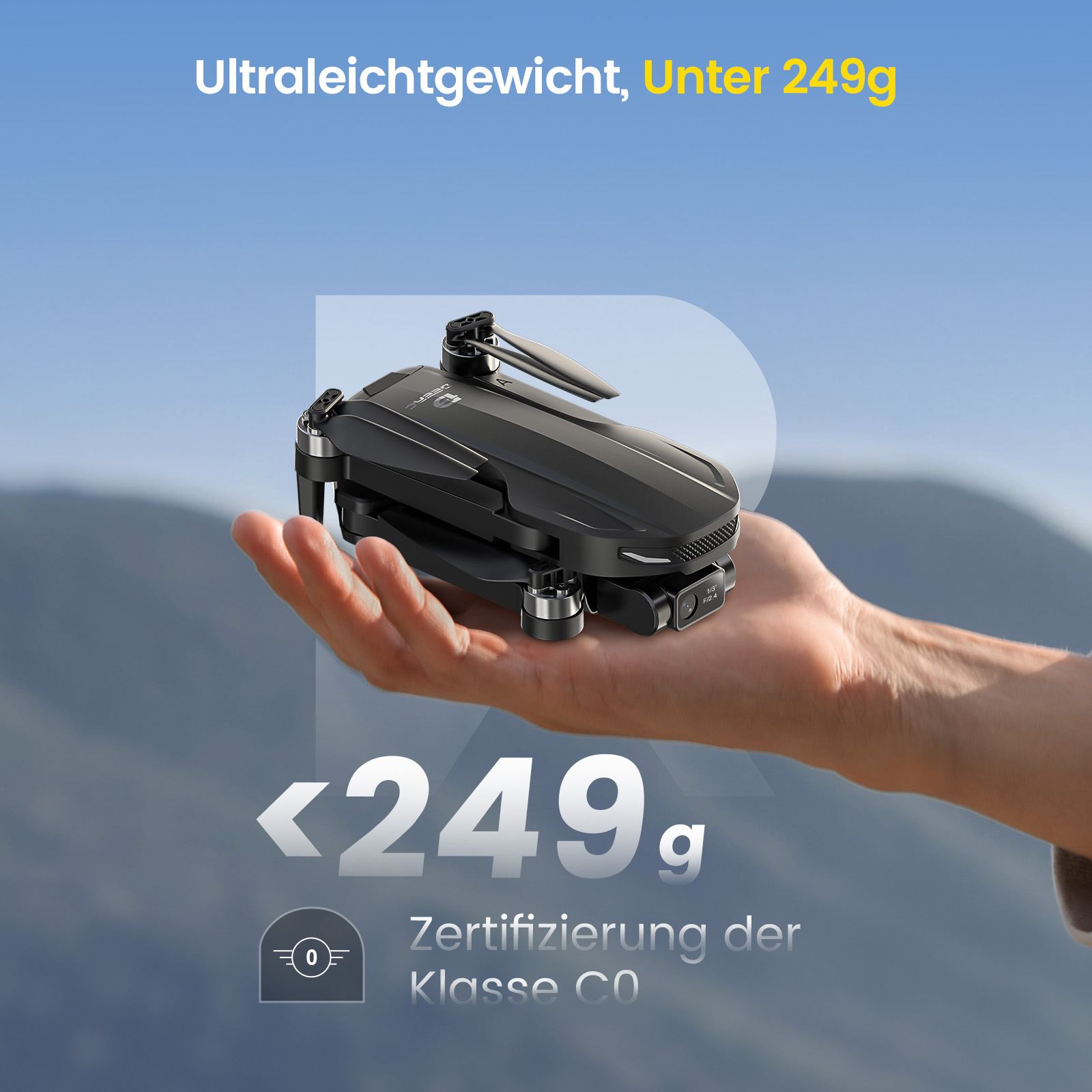 Eine Hand hält eine kleine schwarze Drohne mit ausklappbaren Armen. Ultraleicht.