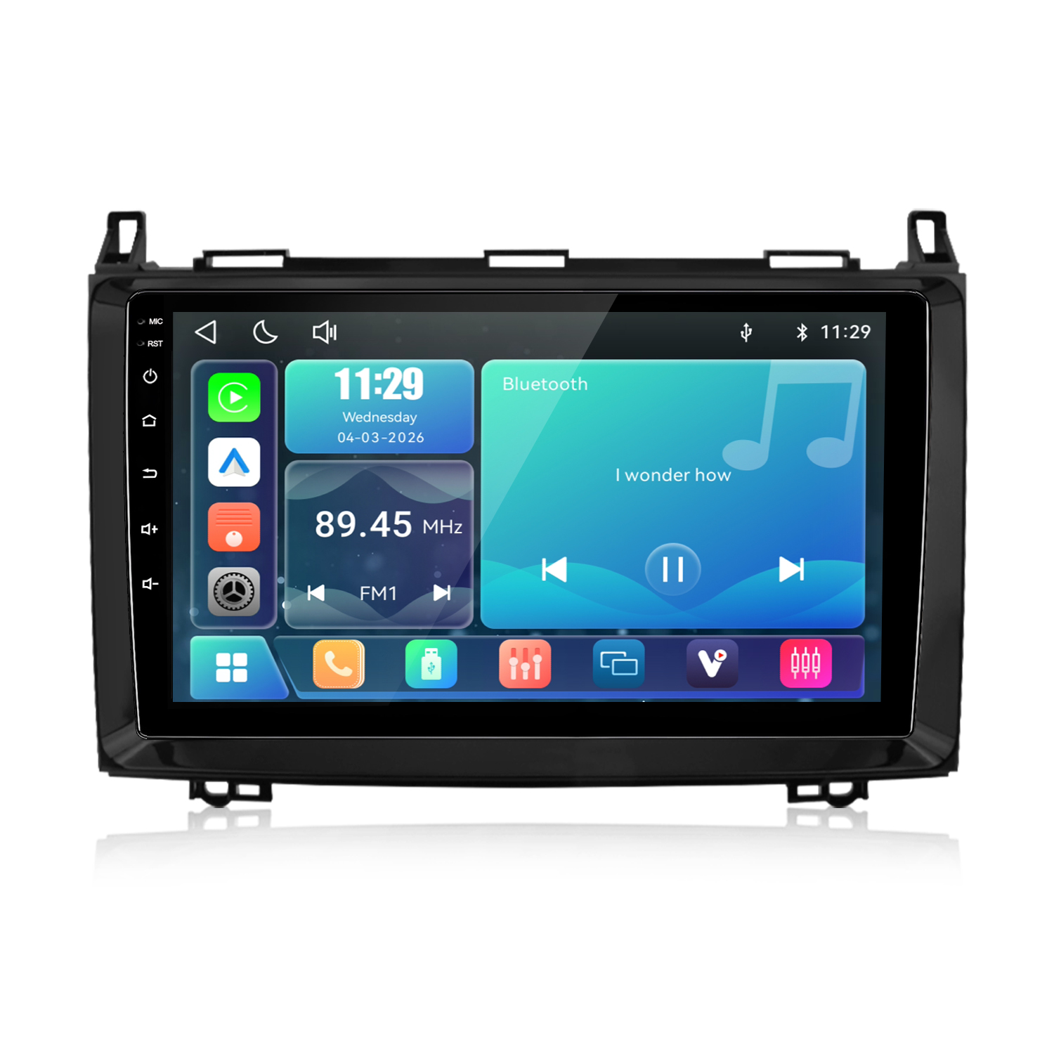 Ein Autoradio-Touchscreen zeigt Uhrzeit, Datum, FM-Radio und Musik-Player.