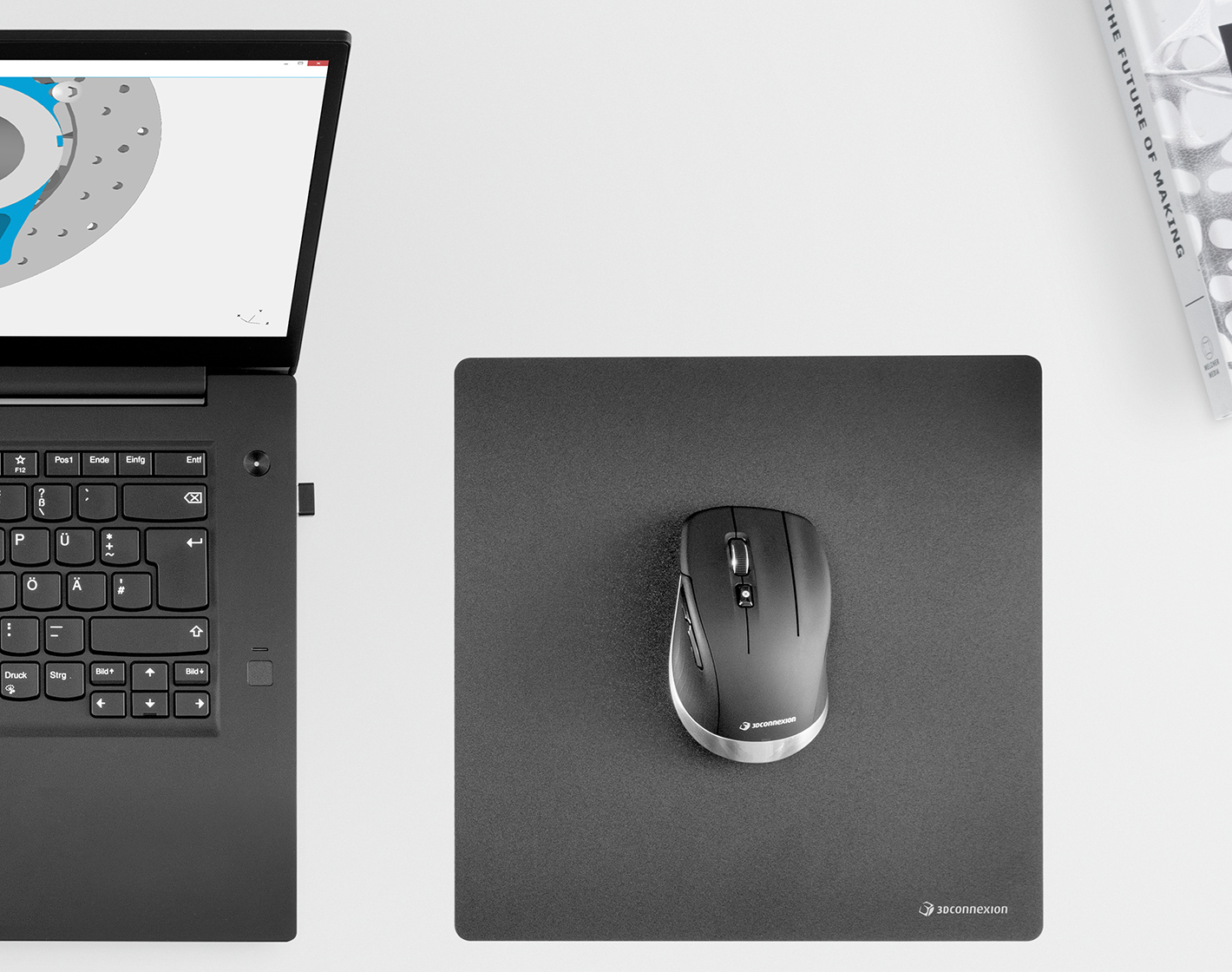 Een zwarte laptop met een muismat en muis ernaast.