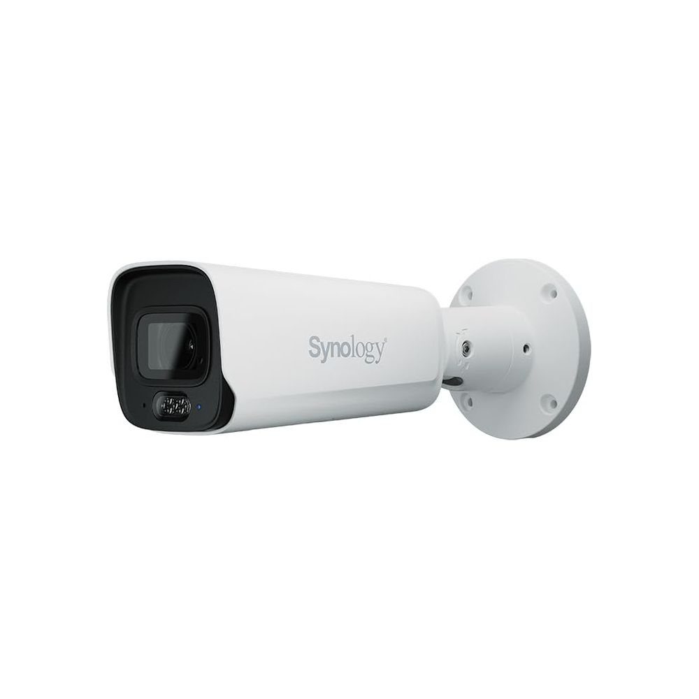 Eine weiße Synology-Überwachungskamera mit schwarzem Objektiv und Montagehalterung.