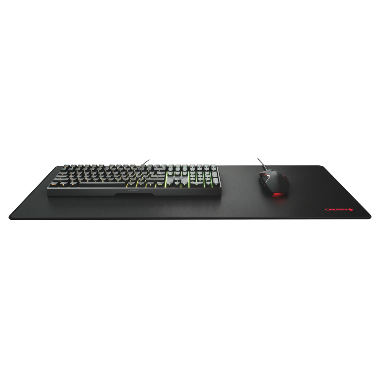 Un clavier et une souris noirs sur un tapis de souris noir.