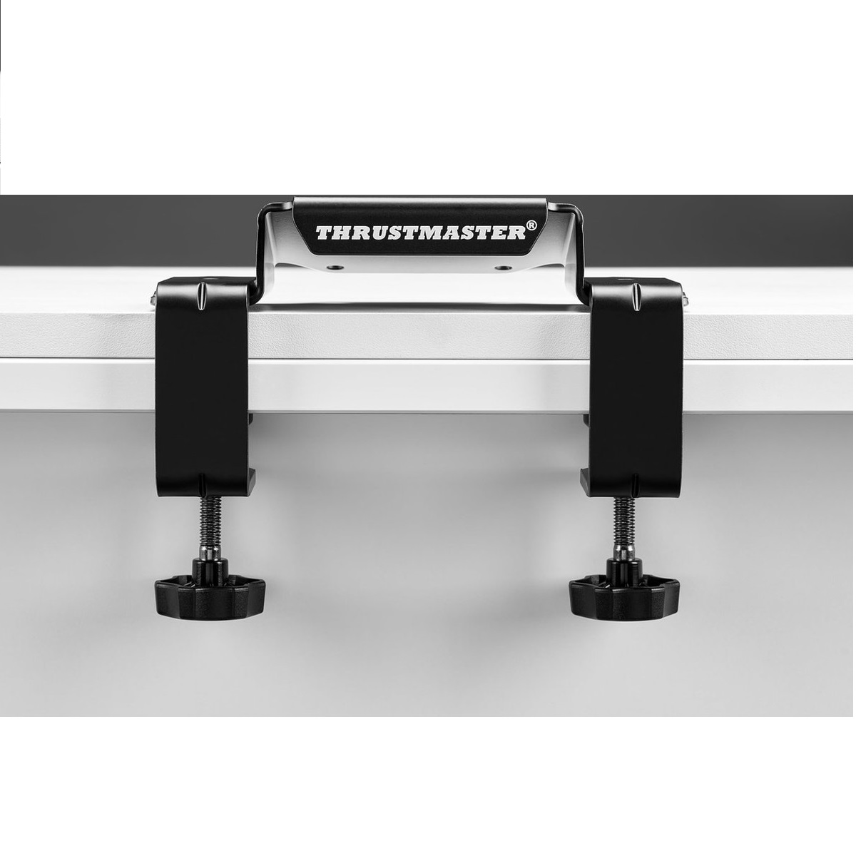 Twee zwarte klemmen met schroeven bevestigen een tafelmontagesysteem met het THRUSTMASTER logo.