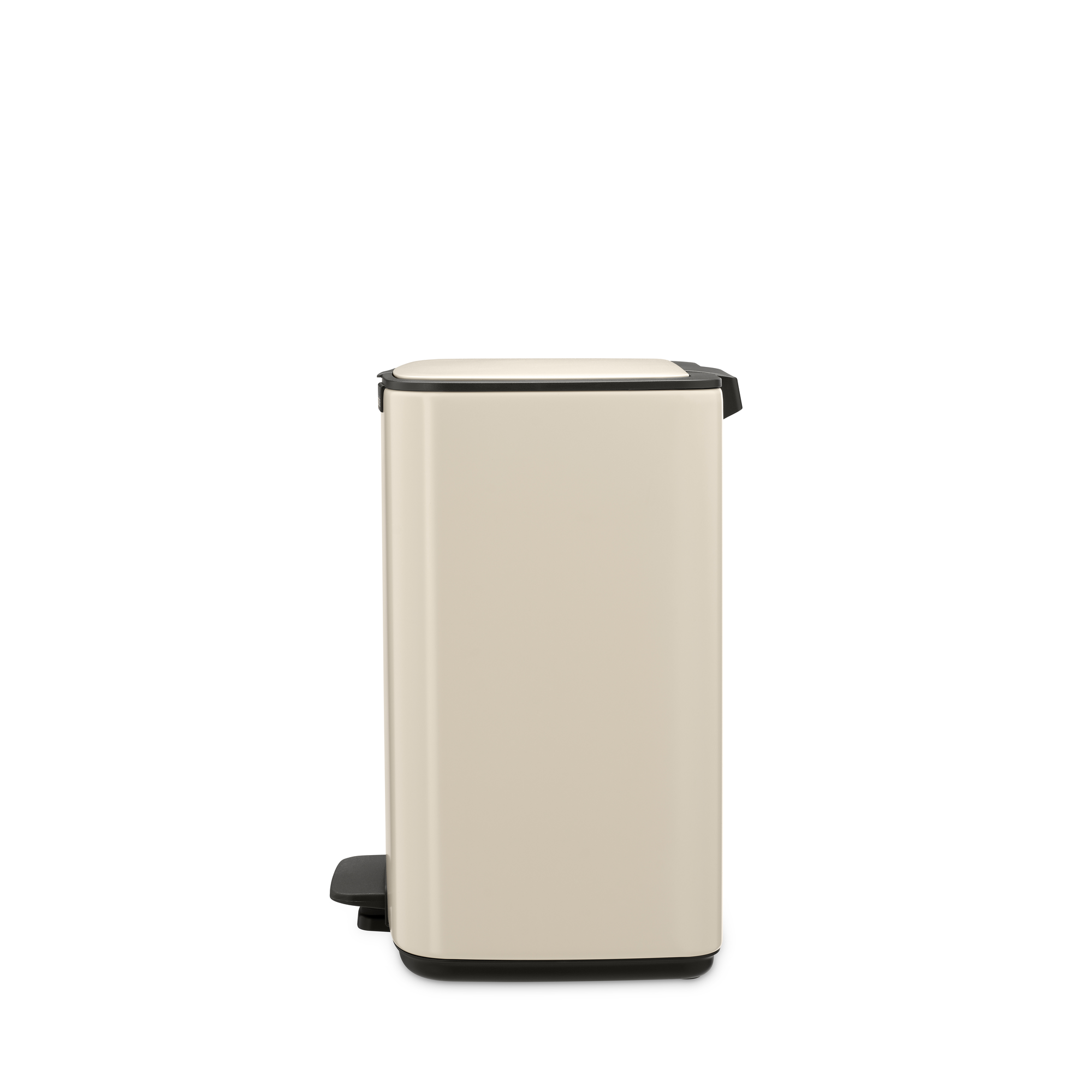 Beige prullenbak met zwart deksel en voetpedaal, op witte achtergrond.