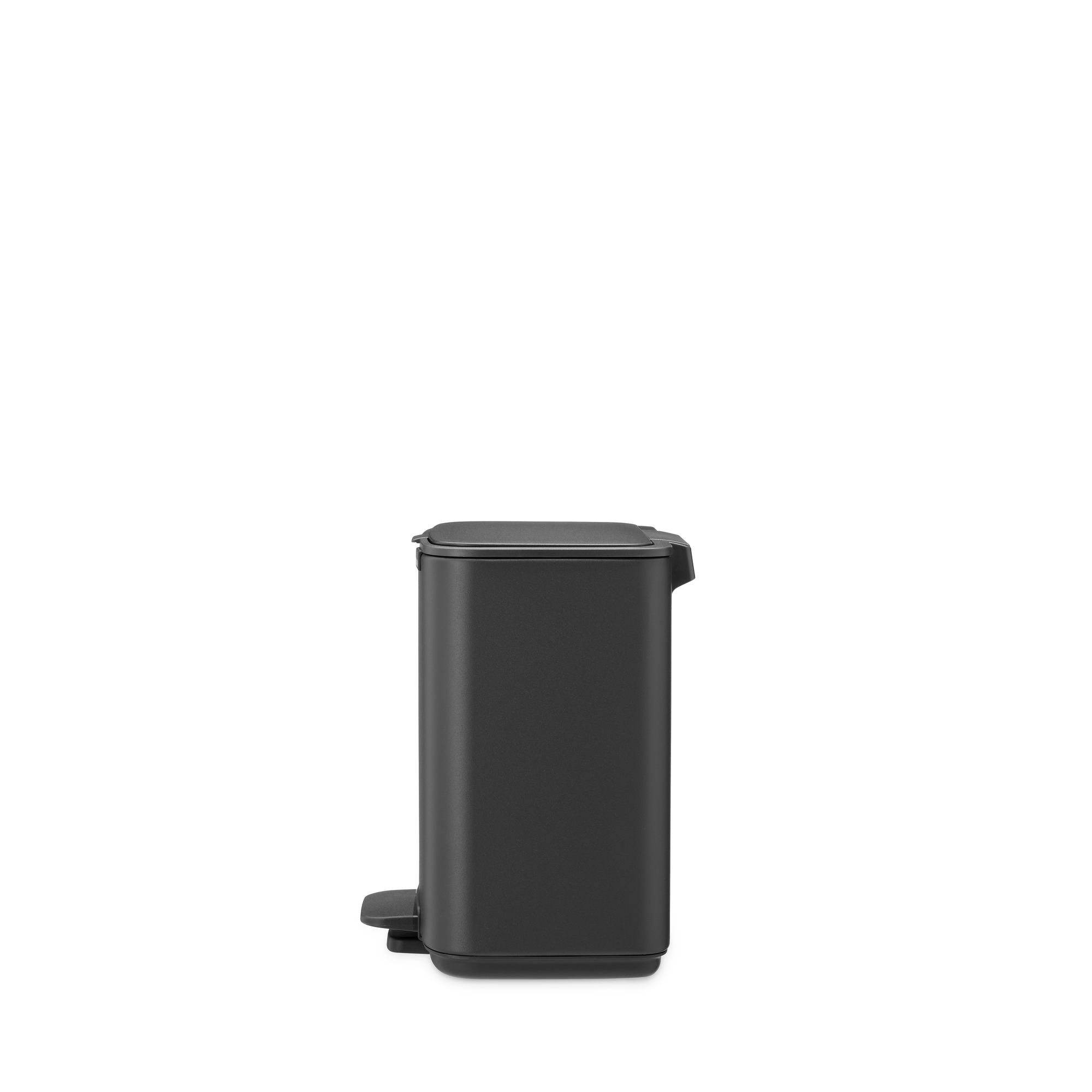 Een slanke, donkere prullenbak met een zilveren voetpedaal op een witte achtergrond.
