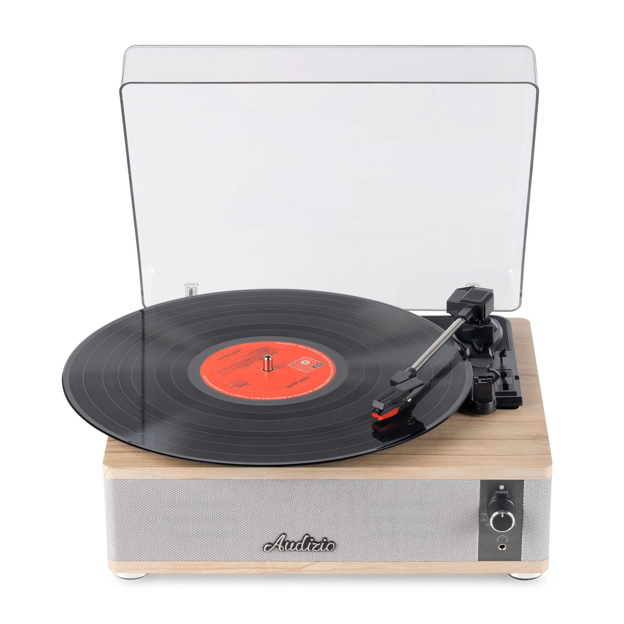 Un tocadiscos de madera con disco de vinilo negro y tapa antipolvo transparente.