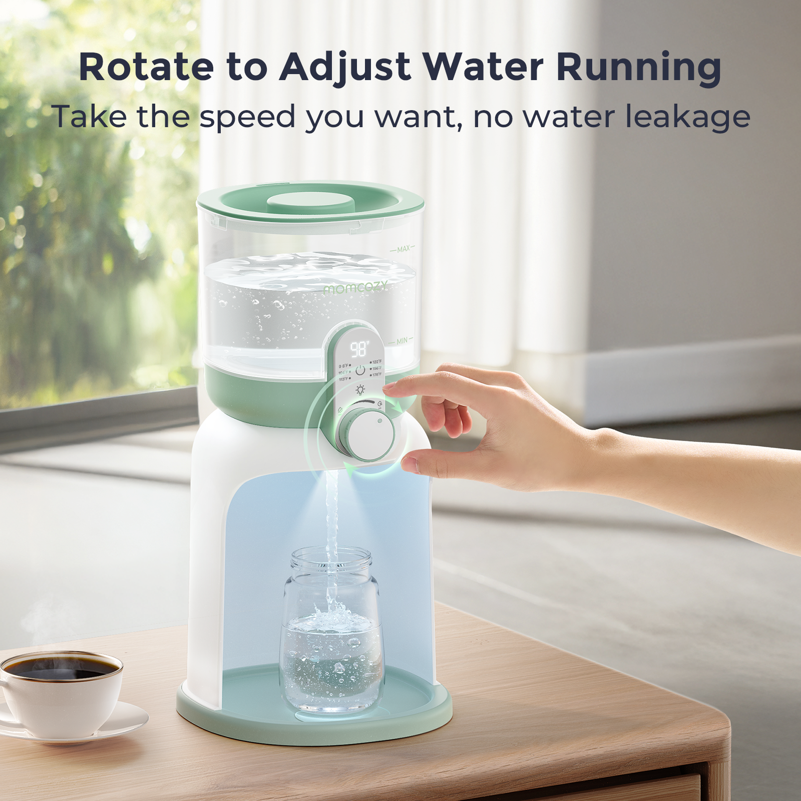 Un distributeur d'eau vert et blanc remplit une bouteille en verre. Main ajuste le bouton.
